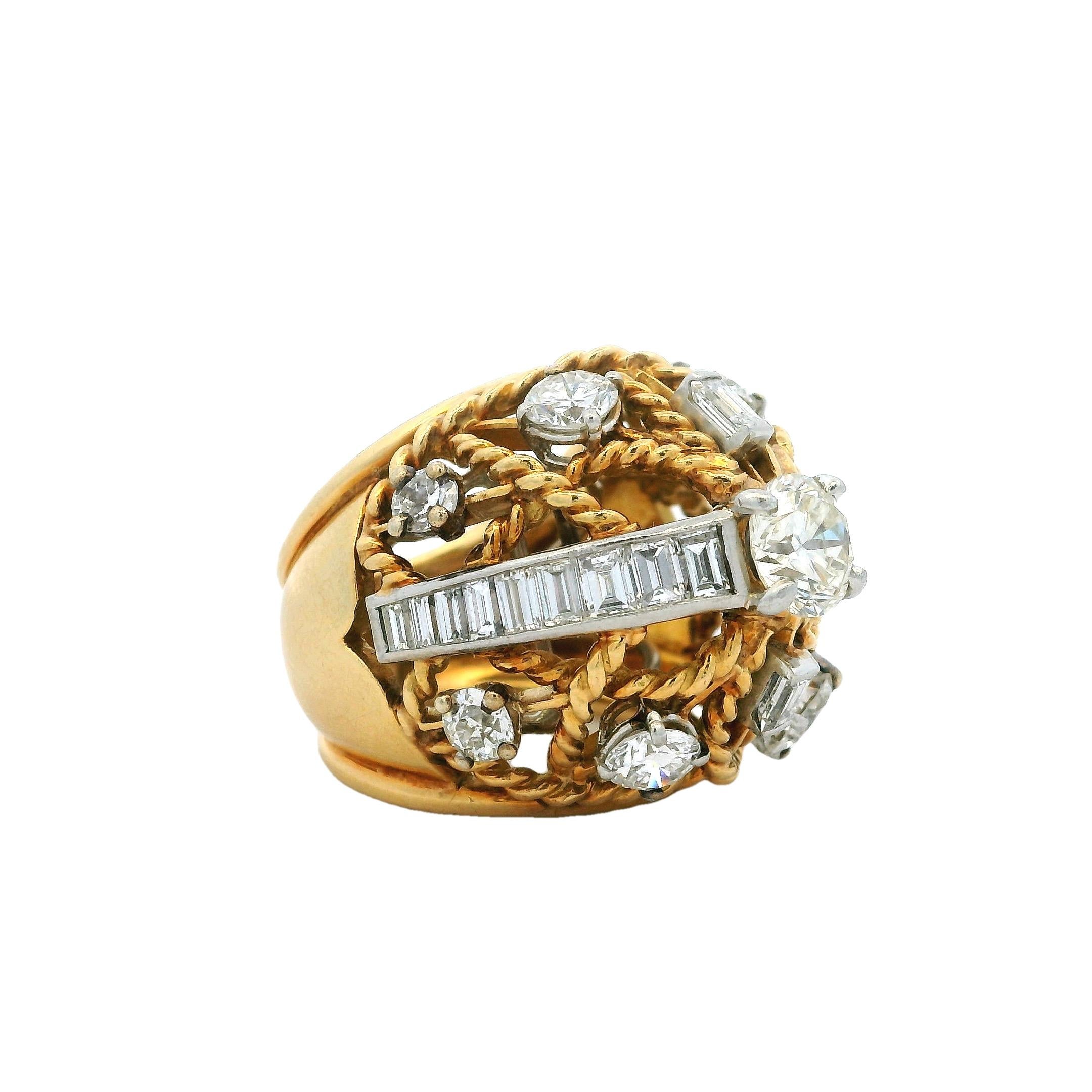 Rétro Bague dôme rétro en or jaune 18K avec diamants, 5,55 CTW, Circa 1950 en vente