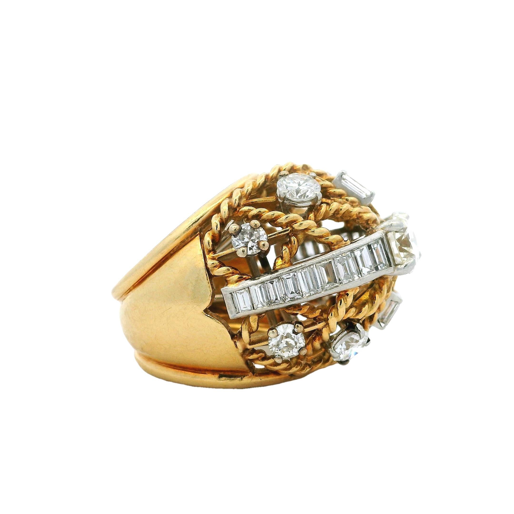 Taille baguette Bague dôme rétro en or jaune 18K avec diamants, 5,55 CTW, Circa 1950 en vente