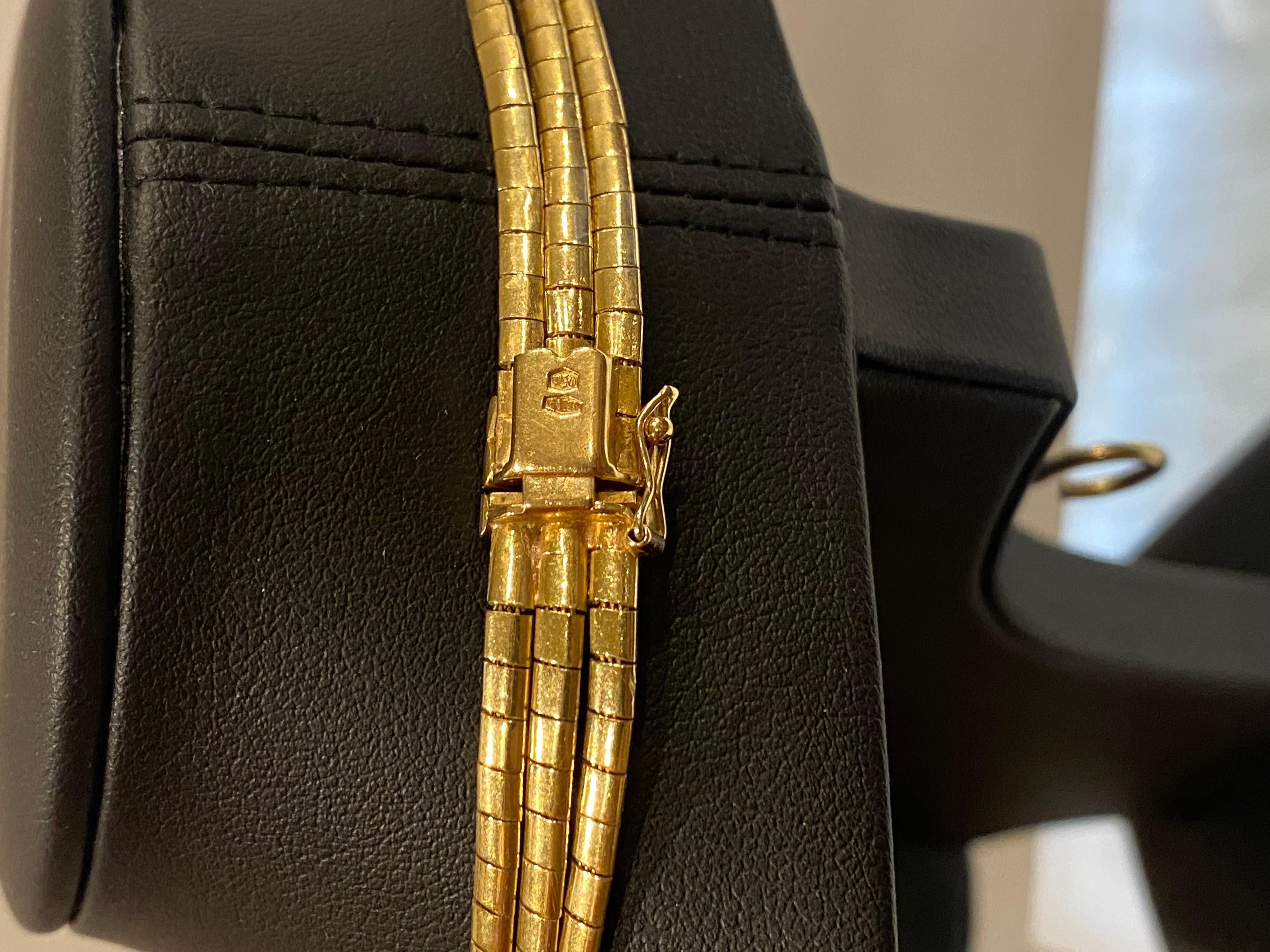 This Retro piece of jewelry is striking & eye-catching, 
meticulously crafted from 18K Yellow Gold, 
this necklace is of Italian origin 

Nicknamed “Spaghetti” this necklace
consists of 3 strands, 
of combined width of 9mm, 
featuring elegant matte