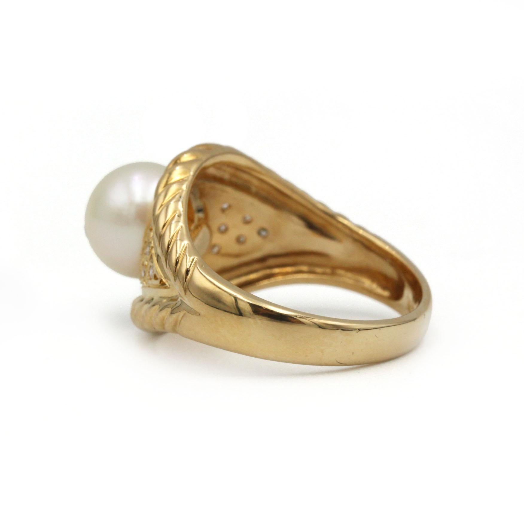 Taglio rotondo Anello da cocktail retrò in oro giallo 18 carati con perle e diamanti a forma di corda in vendita