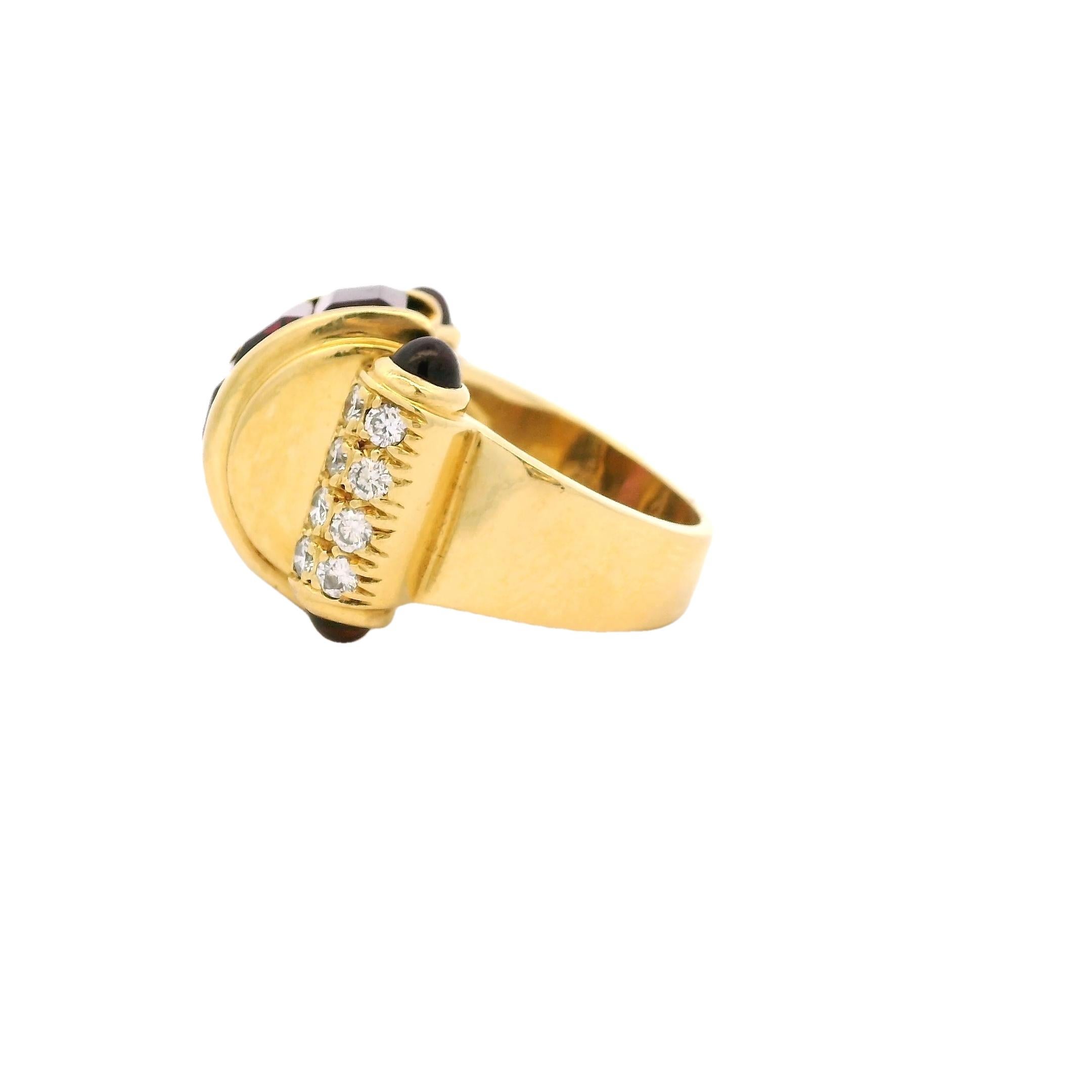 Évoquant l'élégance raffinée des années 1940, cette bague de l'ère rétro est réalisée en somptueux or jaune 18 carats et présente en son centre une tourmaline lumineuse de 2,0 carats taillée en cabochon. La riche teinte veloutée de la pierre est