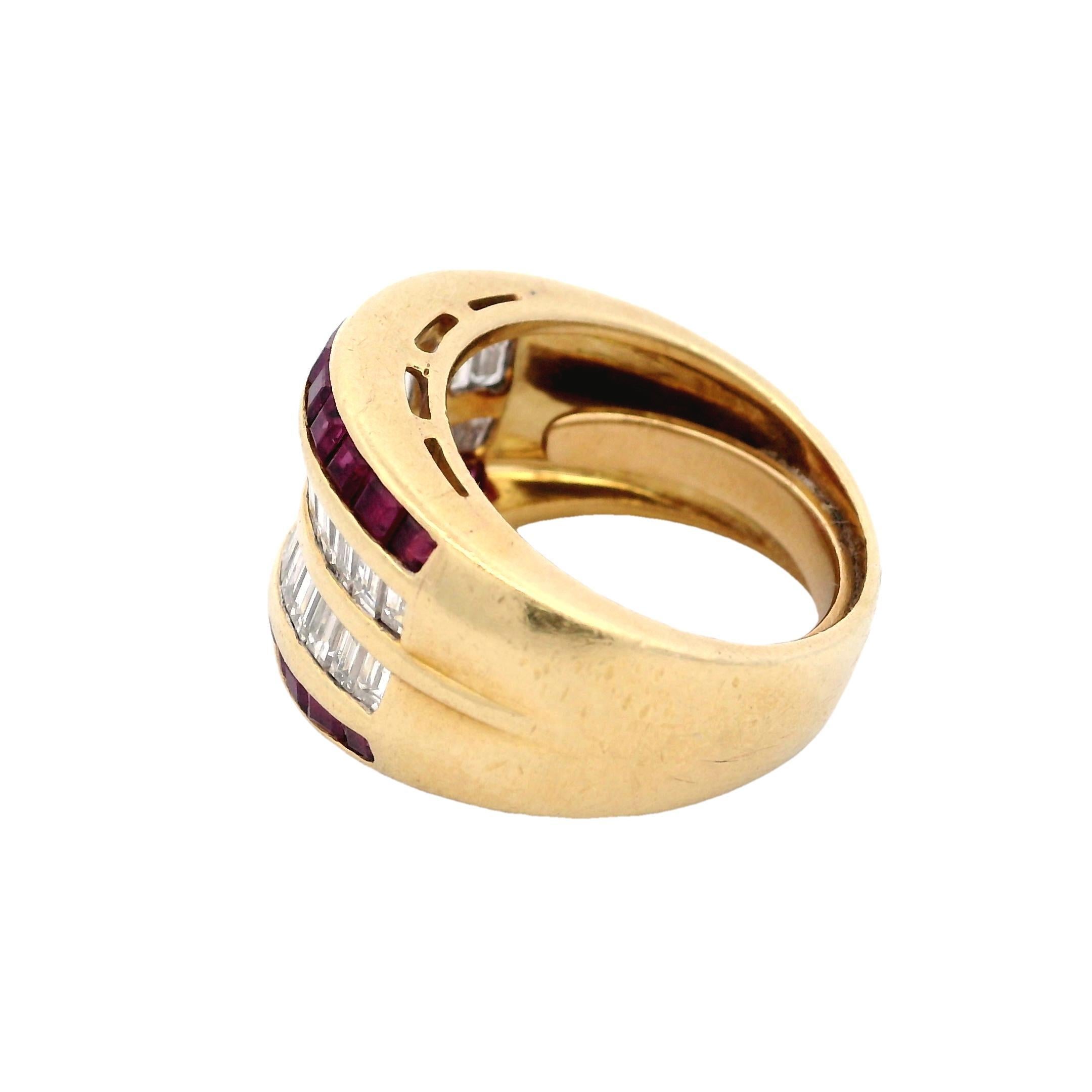 Retro 18k yellow Gold Ring with 2.95 Ctw in Diamonds and Rubies In Excellent Condition For Sale In Aventura, FL