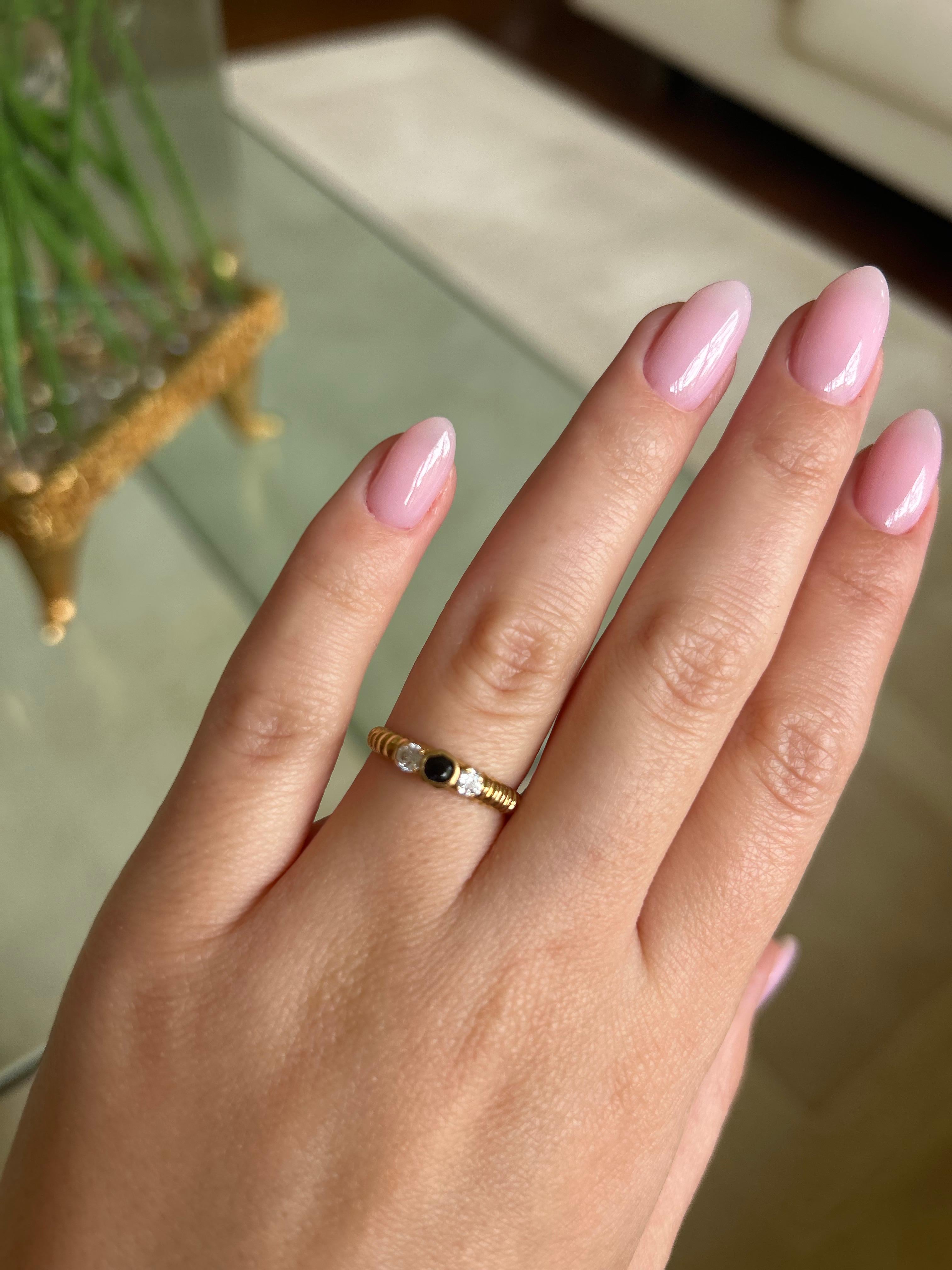 Rétro Bague rétro en or jaune 18 carats, saphir et diamants en vente
