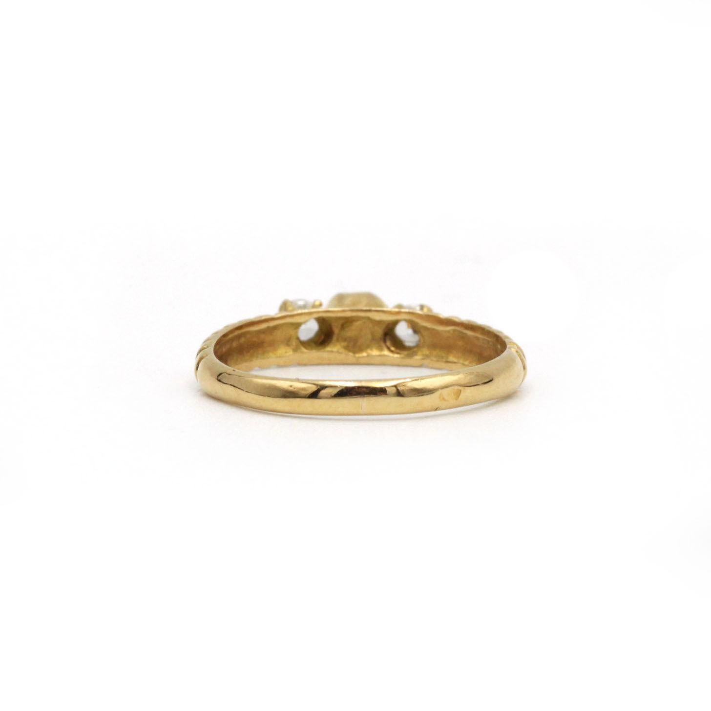 Anello retrò a tre pietre con zaffiro e diamante in oro giallo 18 carati In condizioni buone in vendita a MONTMORENCY, FR