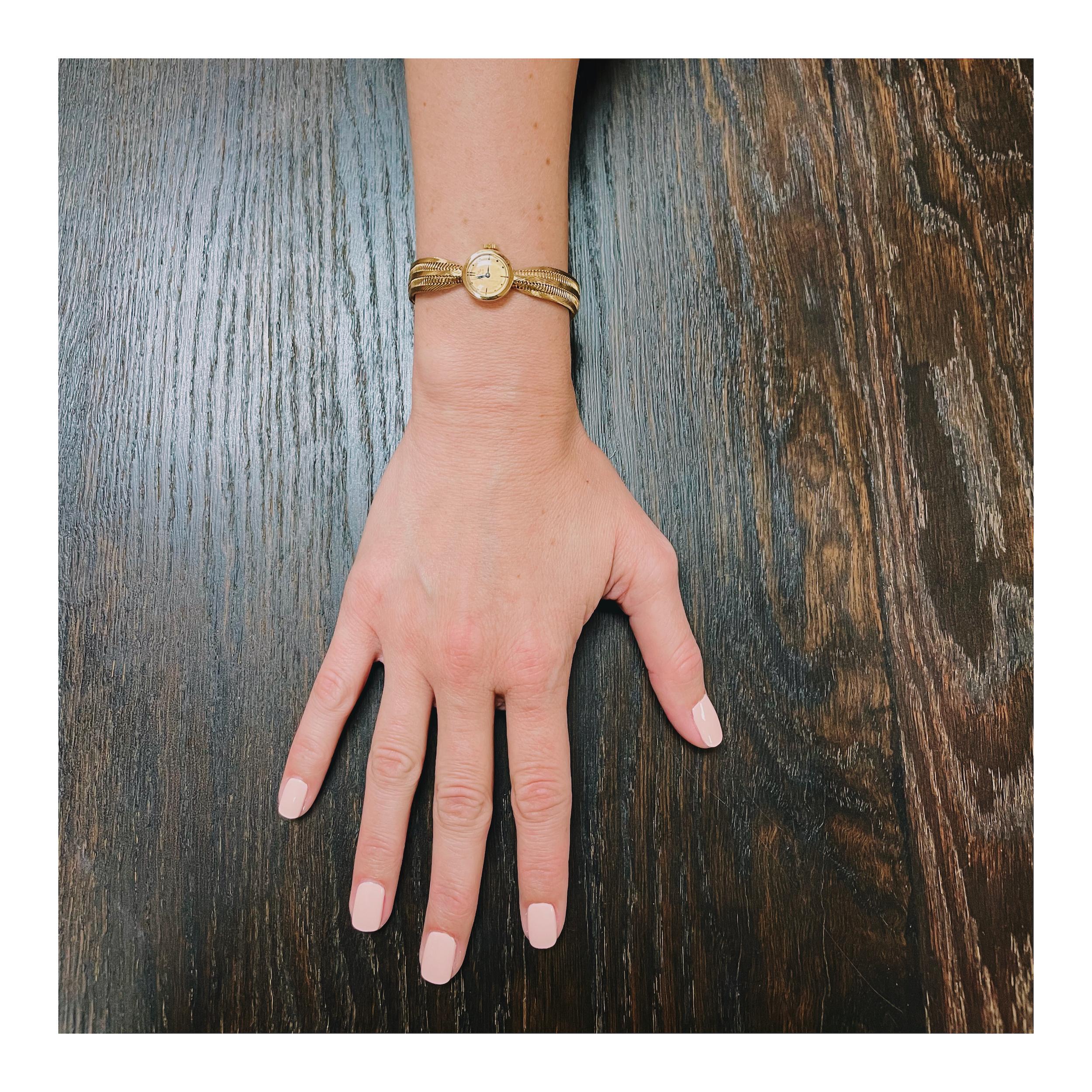 Retro 18K Yellow Gold Wristwatch by Van Cleef & Arpels, circa 1940s For Sale 2