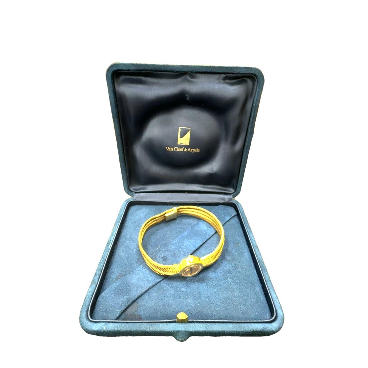Retro 18K Yellow Gold Wristwatch by Van Cleef & Arpels, circa 1940s For Sale 3
