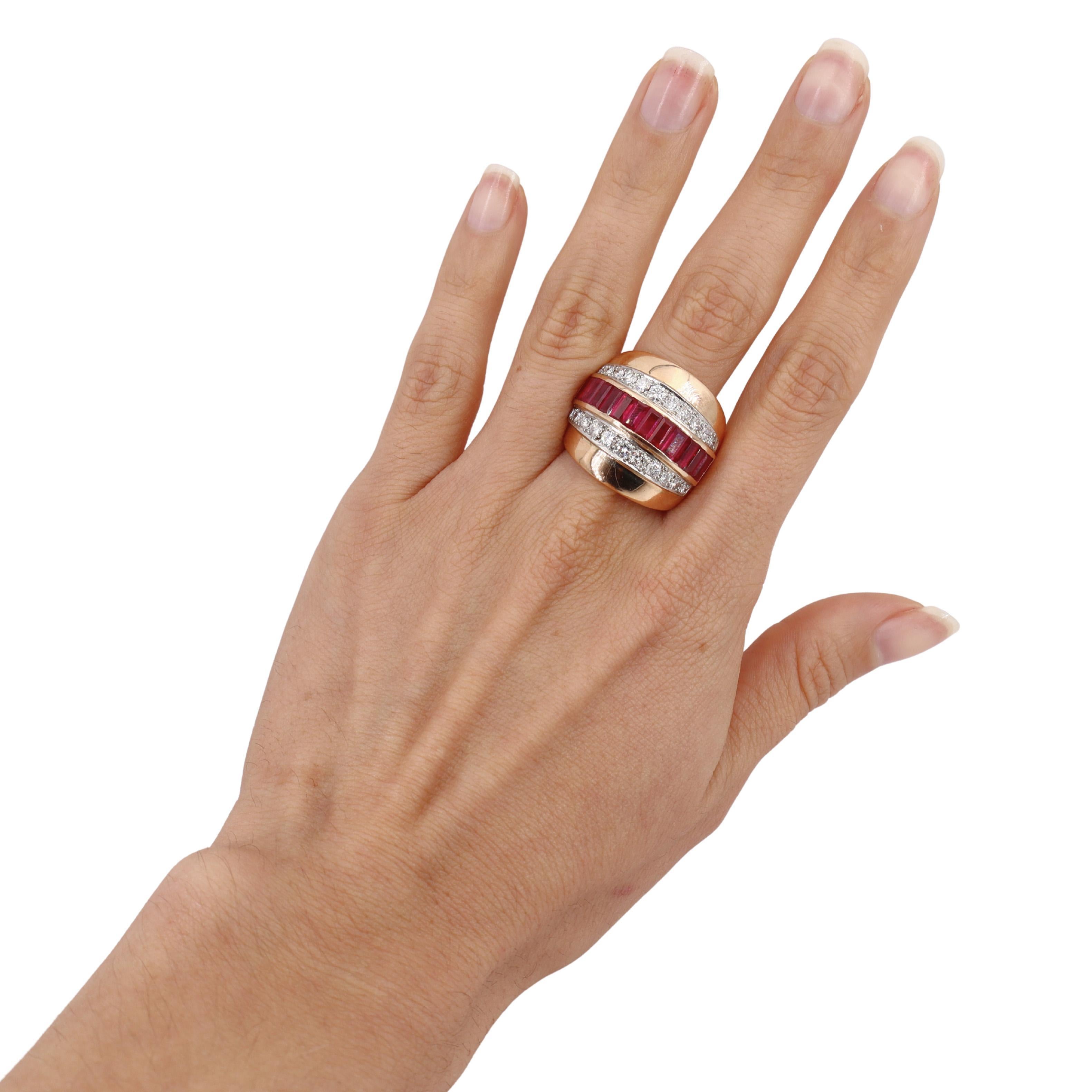 Remontez le temps avec cette superbe bague Bold Retro, un véritable chef-d'œuvre fabriqué dans les années 1940. Cette pièce exquise présente un mélange harmonieux d'or jaune 18kt et de platine, mettant en valeur l'élégance du design du milieu du
