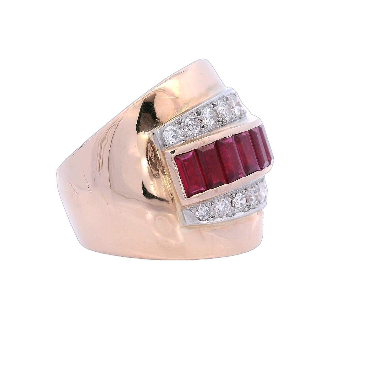 Taille baguette Bague rétro en or 18kt et platine avec rubis et diamants en vente