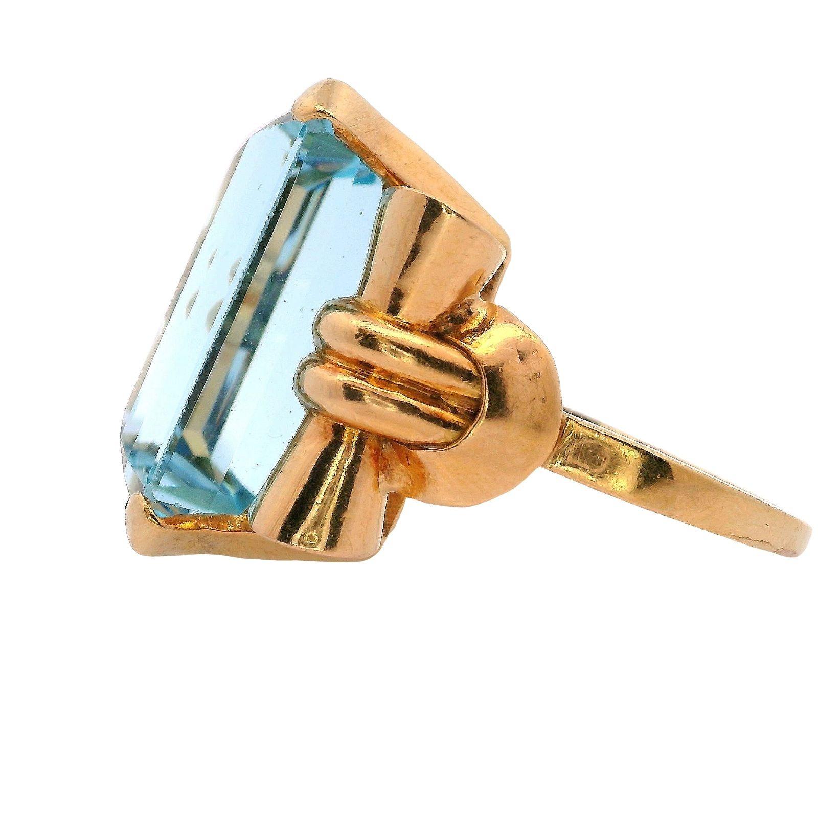 Emerald Cut Retro 18kt yellow Gold Ring with 25.20 Cts in Aquamarine For Sale