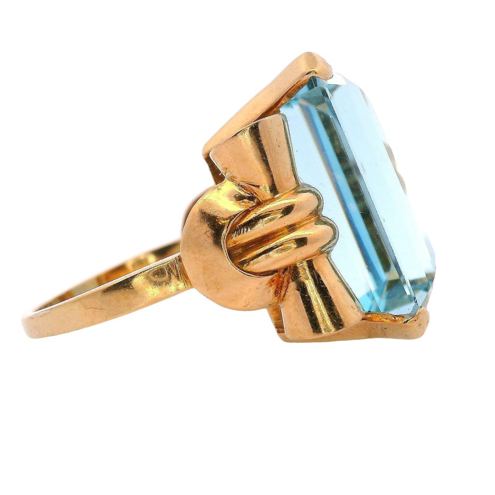 Retro 18kt yellow Gold Ring with 25.20 Cts in Aquamarine In Excellent Condition For Sale In Aventura, FL
