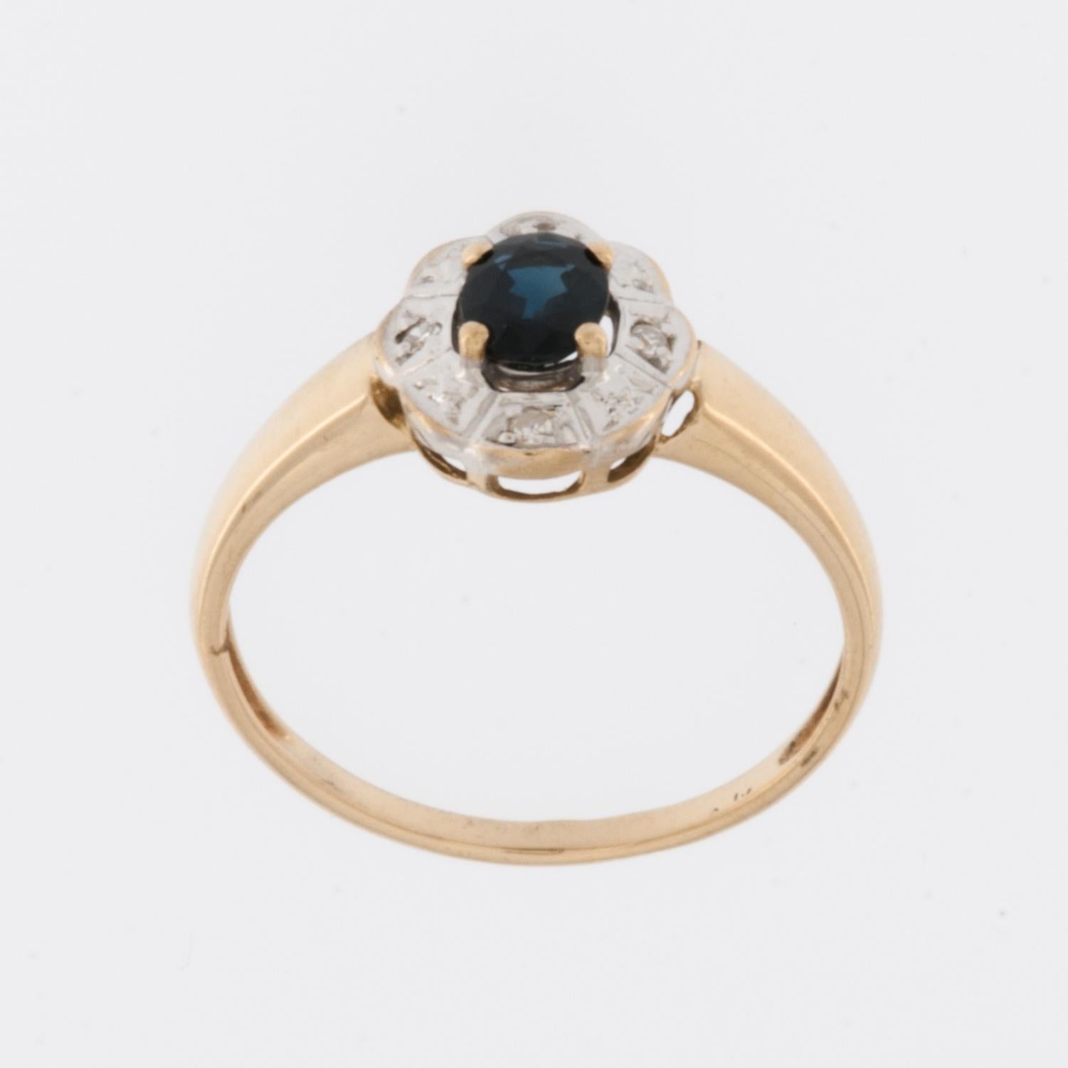 The Retro 18kt Gold Ring with Diamonds and Sapphire is a stunning piece of jewelry that combines classic design elements with the allure of precious gemstones. 

Crafted from high-quality 18-karat yellow and white gold, the ring boasts a luxurious