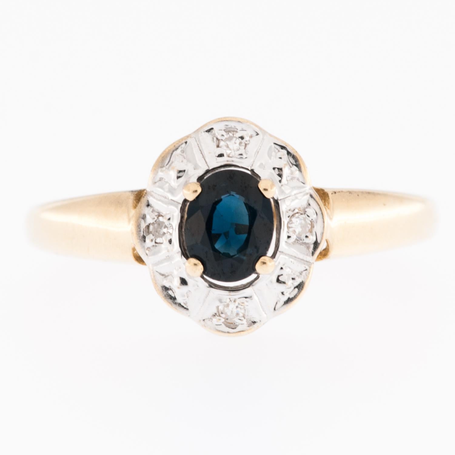 Retro 18 karat Gold Ring with Diamonds and Sapphire In Good Condition For Sale In Esch-Sur-Alzette, LU