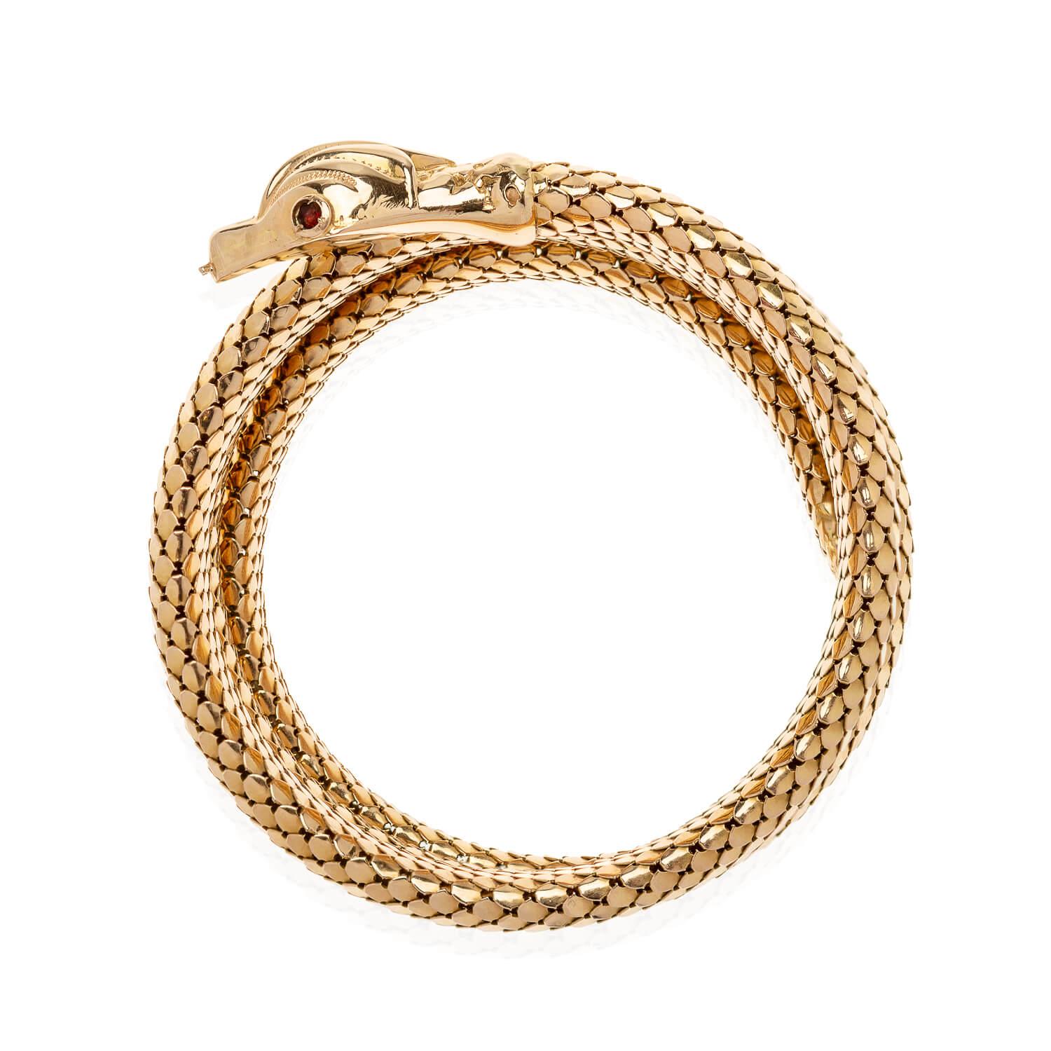 Ein wunderschönes Armband aus der Retro-Ära (ca. 1940er Jahre)! Dieses wunderschöne Armband aus 18 Karat Gelbgold ist in Form einer Schlange gefertigt. Glänzende goldene Schuppen bilden den flexiblen Körper der Schlange, die sich zu viert um das