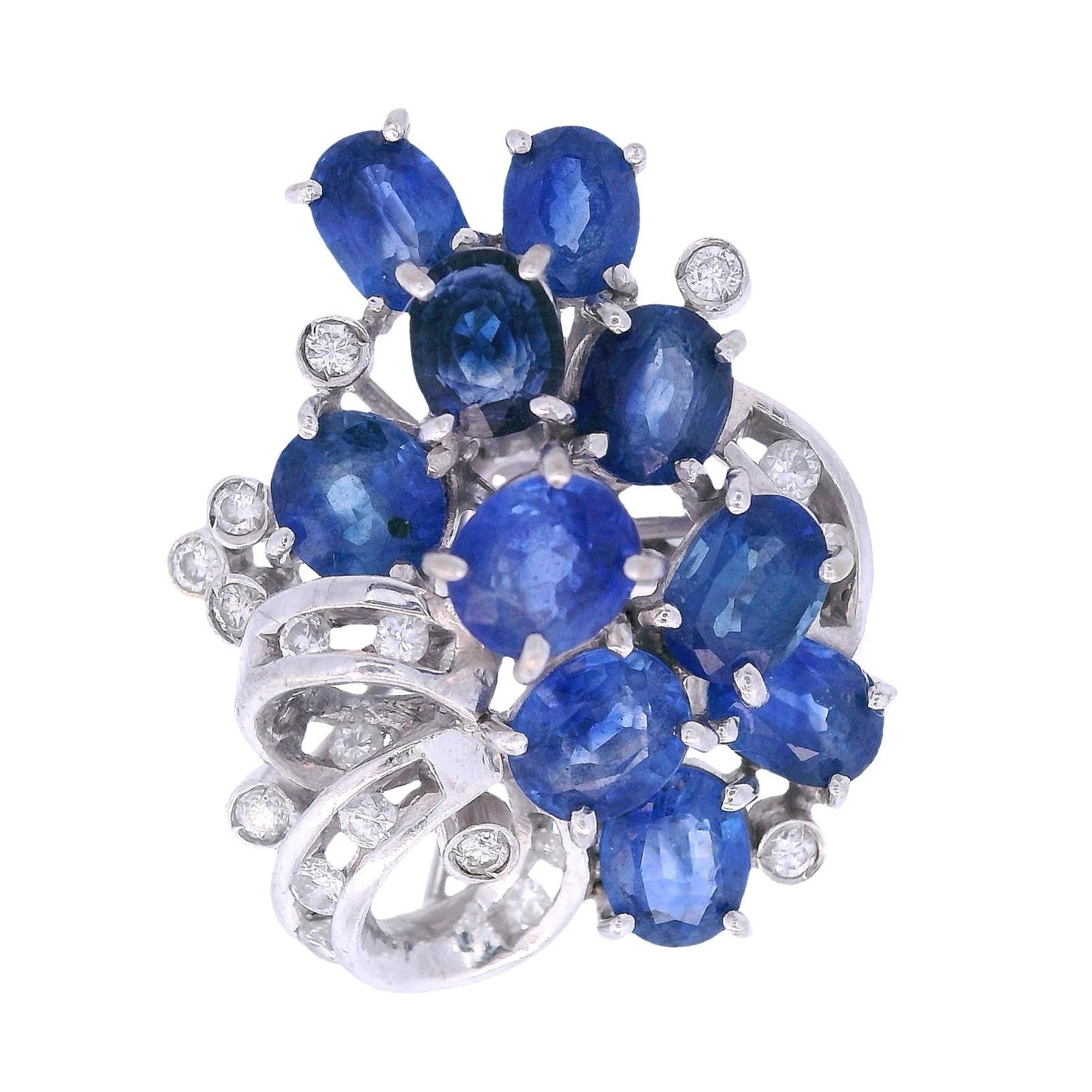 Cet ensemble sophistiqué se compose d'une superbe bague et d'une paire de boucles d'oreilles assorties, toutes deux réalisées avec expertise en or blanc 18 carats. La suite est sertie de 26 saphirs bleus de taille ovale totalisant environ 6,50