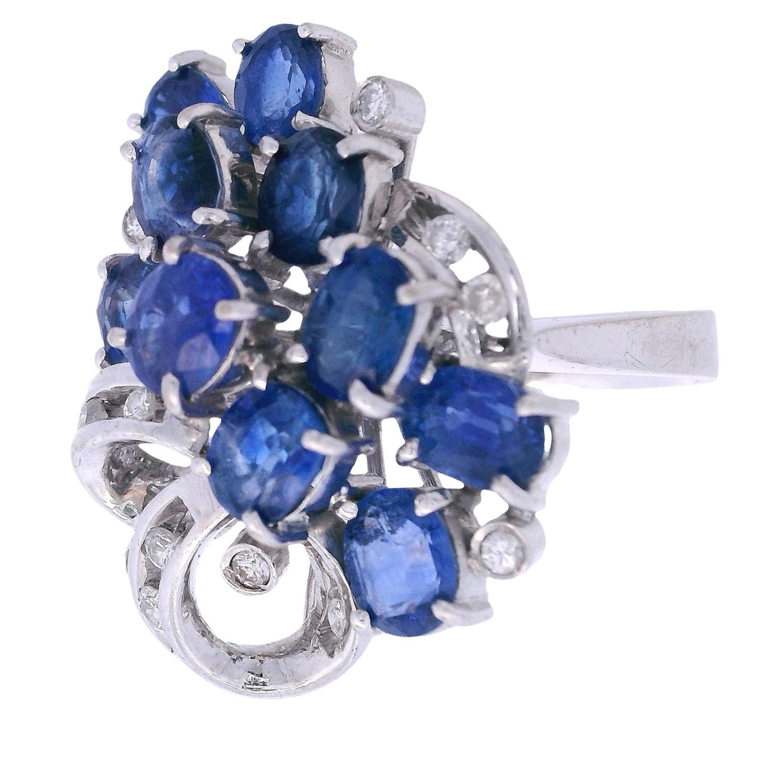 Retro Boucles d'oreilles et bague en or blanc 18kt avec saphirs bleus et diamants Bon état - En vente à Aventura, FL