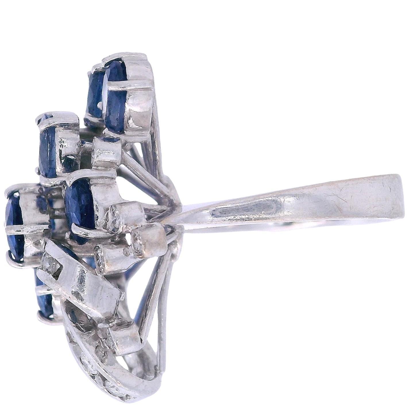 Retro Boucles d'oreilles et bague en or blanc 18kt avec saphirs bleus et diamants Unisexe en vente