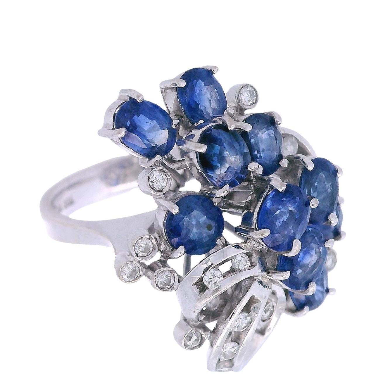 Retro Boucles d'oreilles et bague en or blanc 18kt avec saphirs bleus et diamants en vente 1