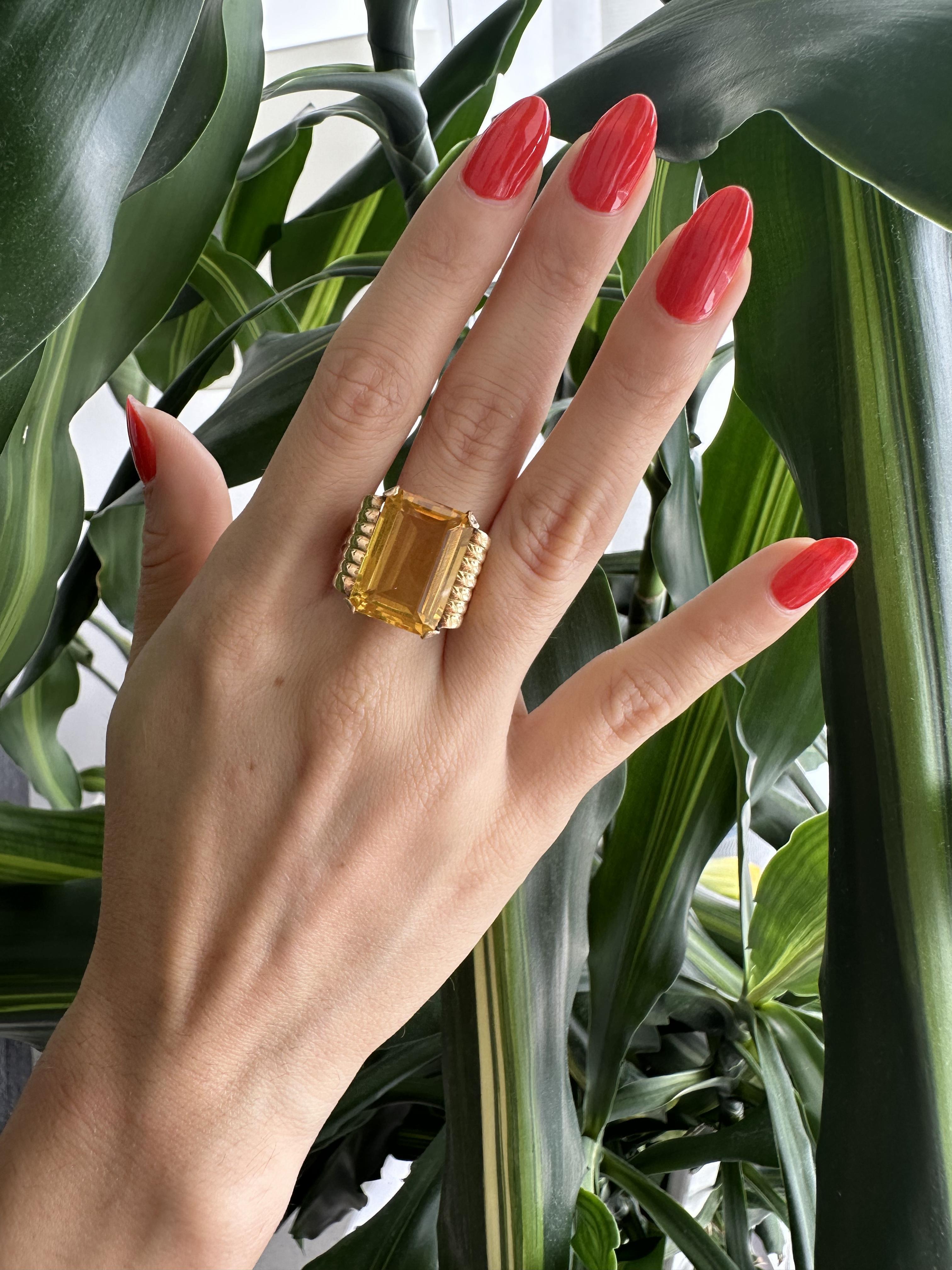 Préparez-vous à être ébloui par la beauté radieuse de cette bague rétro en or jaune 18 carats, ornée au centre d'une superbe citrine jaune pesant environ 15,0 carats. Cette bague est un véritable témoignage du glamour et de l'élégance de l'ère