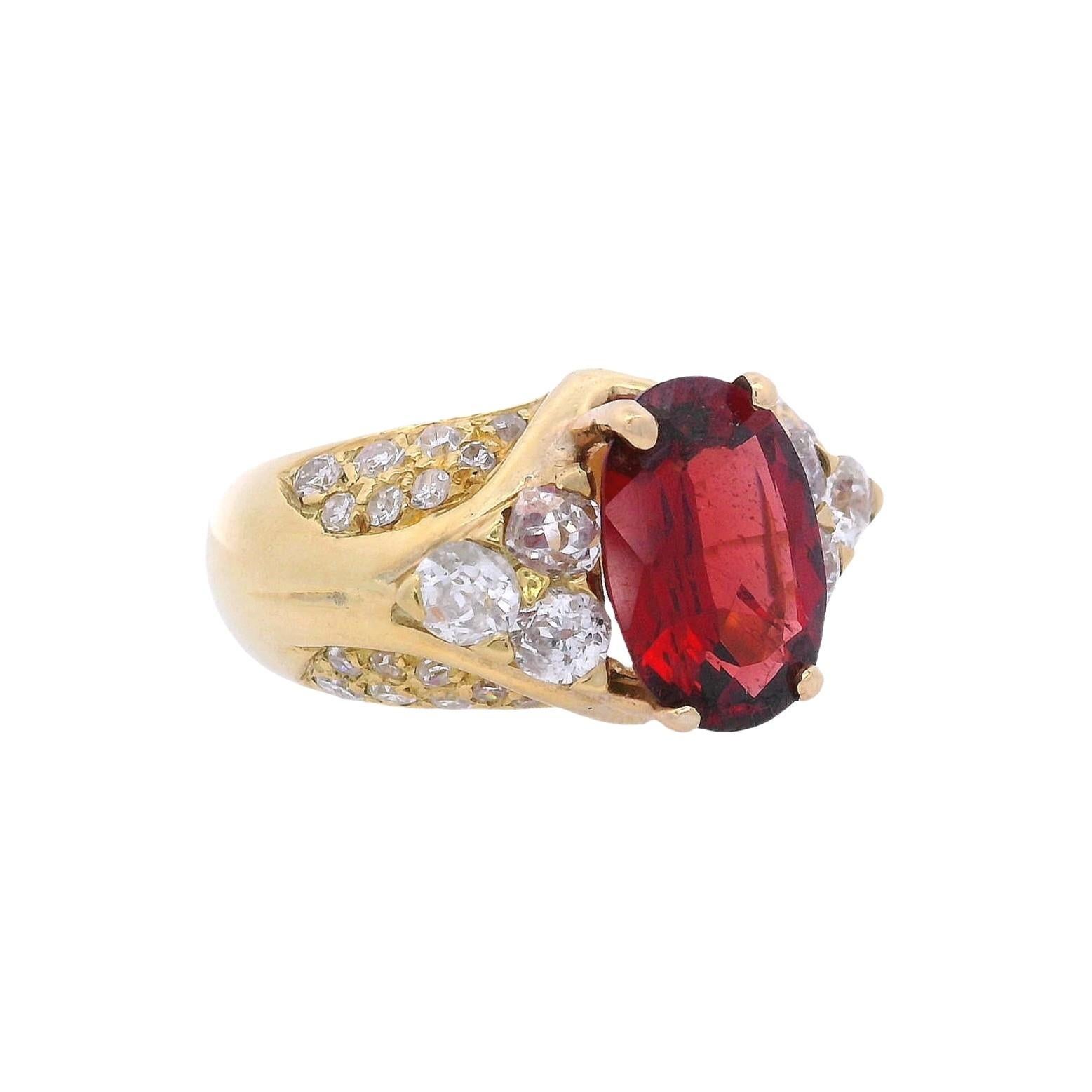 Taglio ovale Anello retrò in oro giallo 18kt con granato e diamanti da 3,65 CTW in vendita