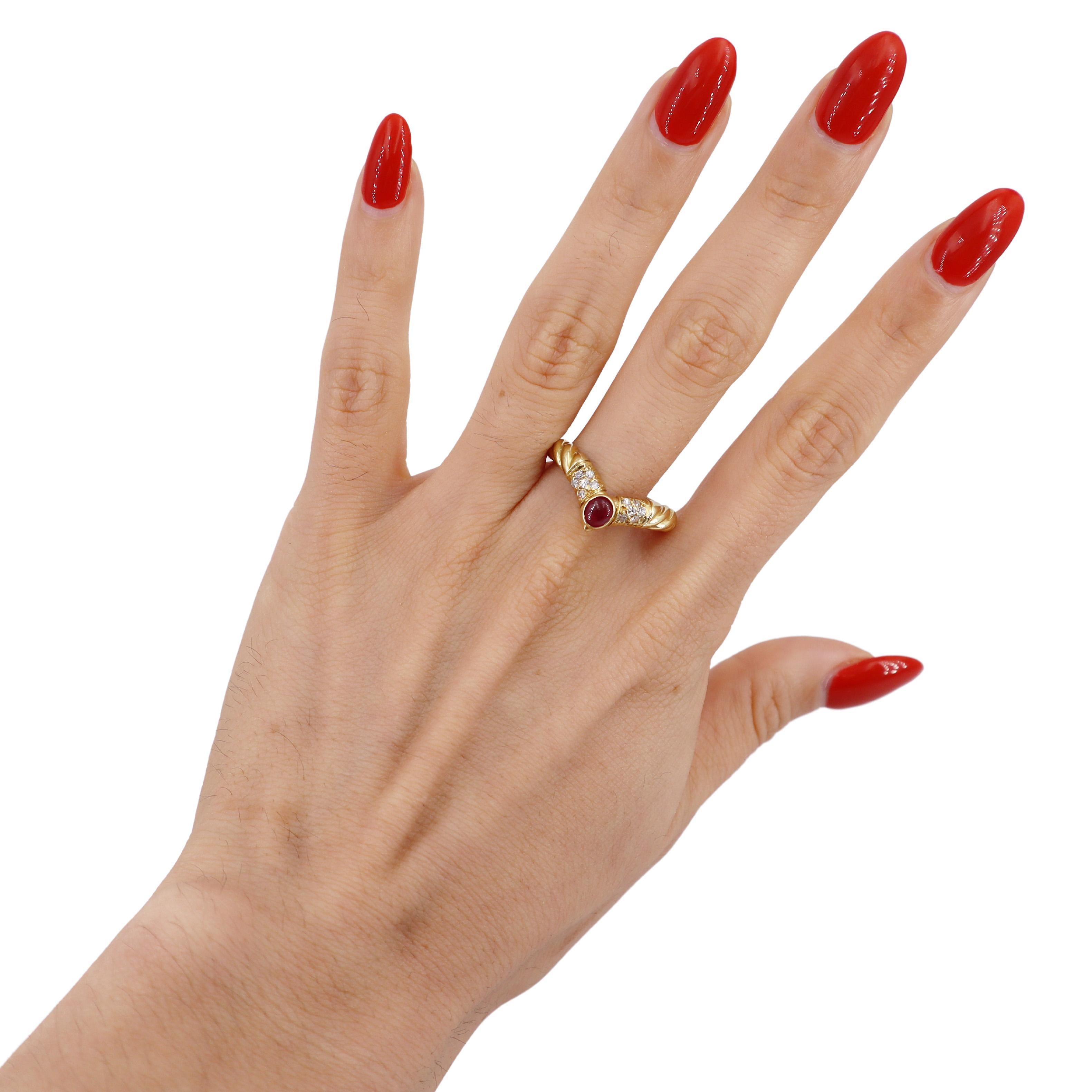 Cette magnifique bague de l'ère rétro, datant des années 1950, est une splendide représentation du design du milieu du siècle, méticuleusement réalisée en or jaune 18kt. Au cœur de cette pièce exquise se trouve un étonnant rubis naturel en cabochon,