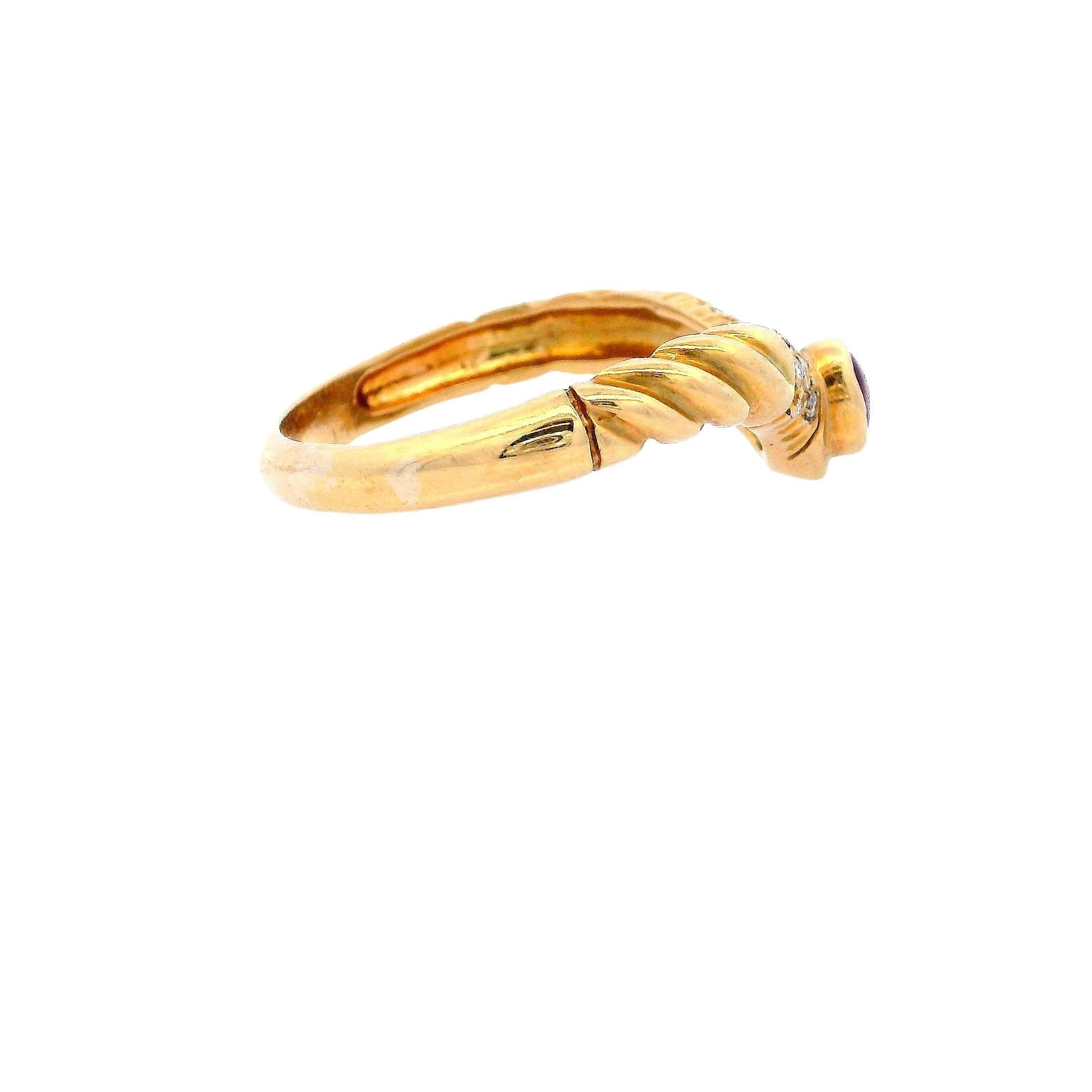Bague rétro en or jaune 18 carats avec rubis et diamants Excellent état - En vente à Aventura, FL