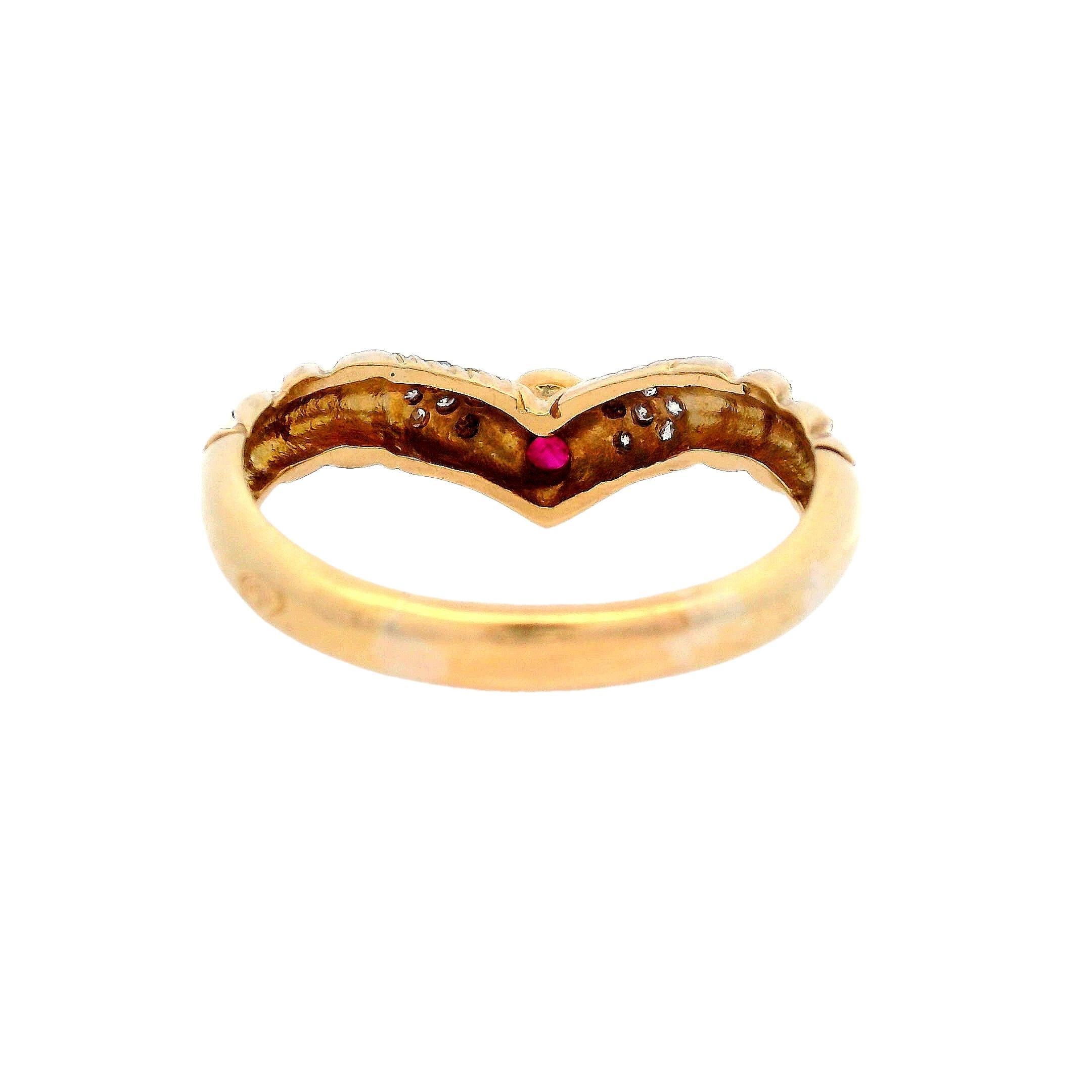 Bague rétro en or jaune 18 carats avec rubis et diamants Unisexe en vente