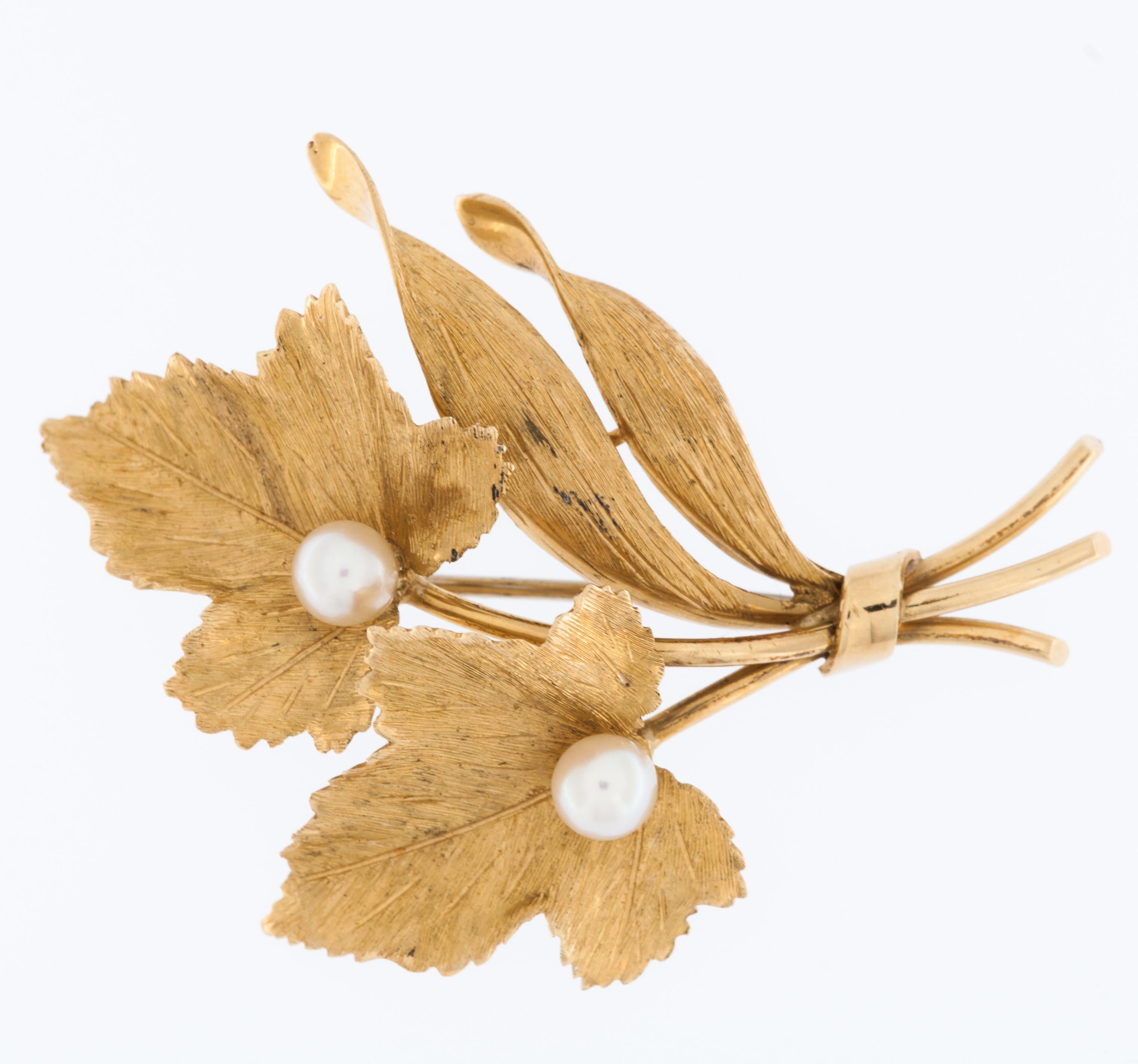 Die Retro 18kt Yellow Gold Vineyard Leaf Brooch with Pearls ist ein exquisites Schmuckstück, das die Designästhetik der Retro-Ära widerspiegelt, die sich typischerweise auf die Zeit zwischen den 1930er und 1950er Jahren bezieht. 

Die aus