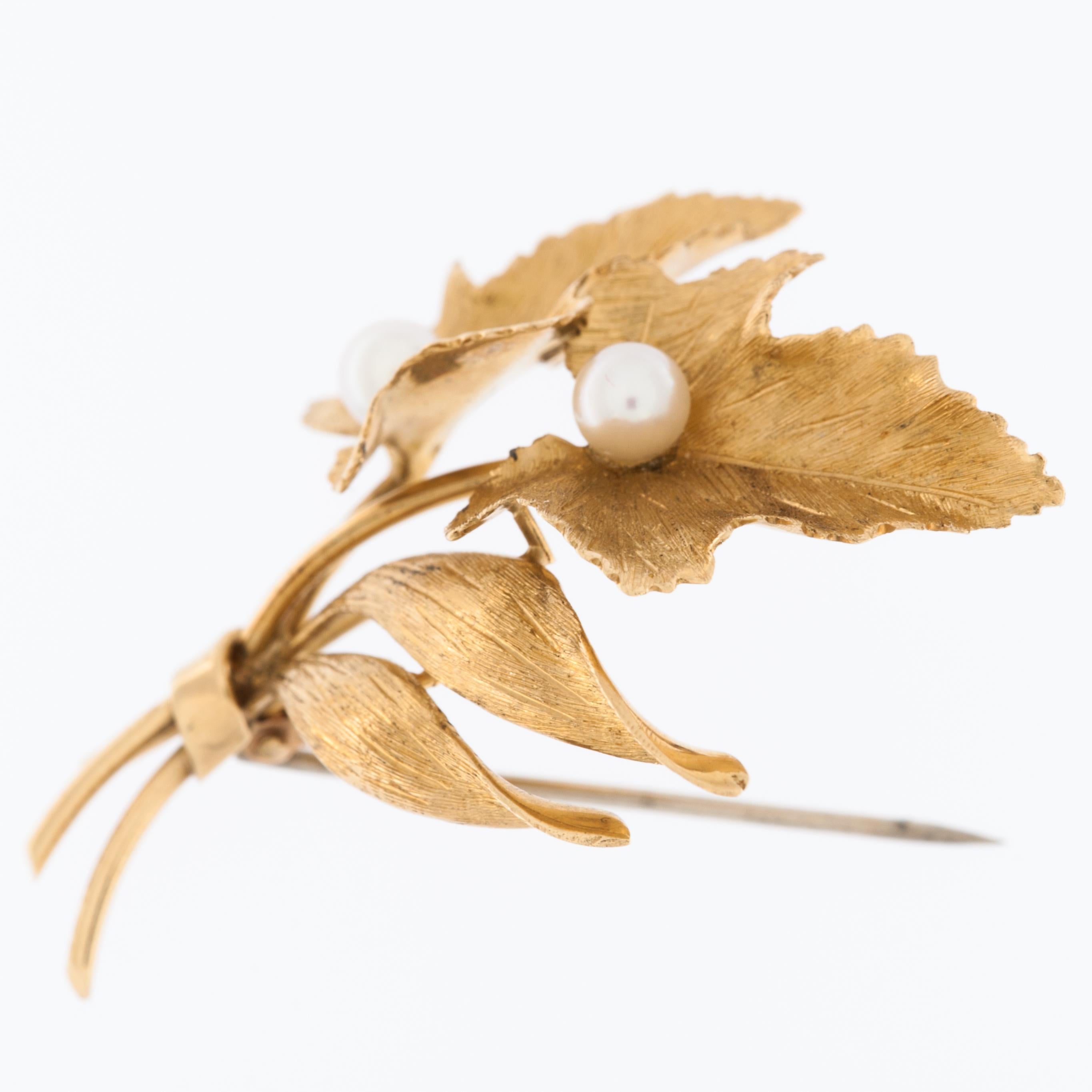 Retro 18kt Gelbgold Vineyard Leaf Brosche mit Perlen (Rundschliff) im Angebot