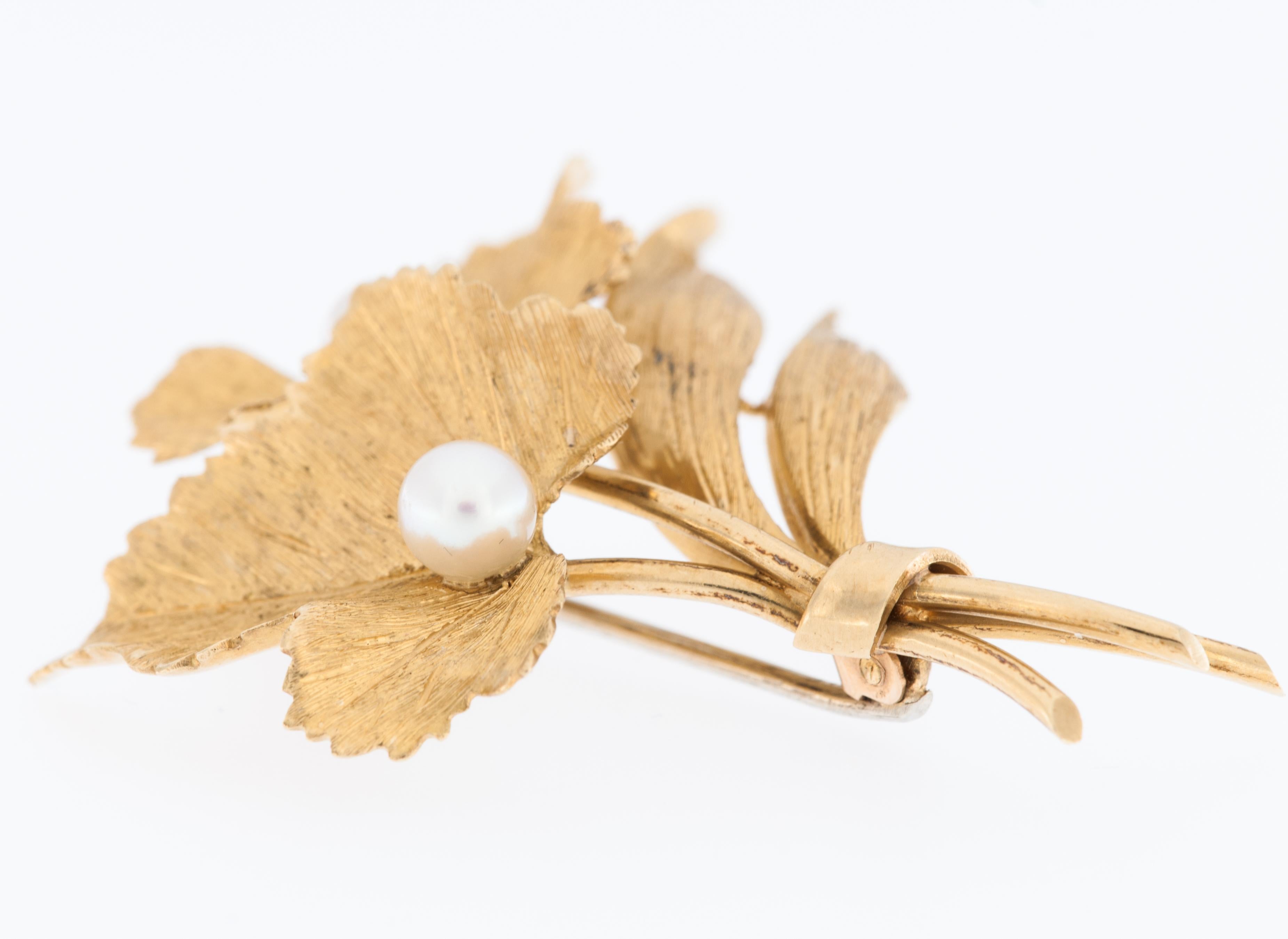 Retro 18kt Yellow Gold Vineyard Leaf Brooch with Pearls In Good Condition For Sale In Esch-Sur-Alzette, LU