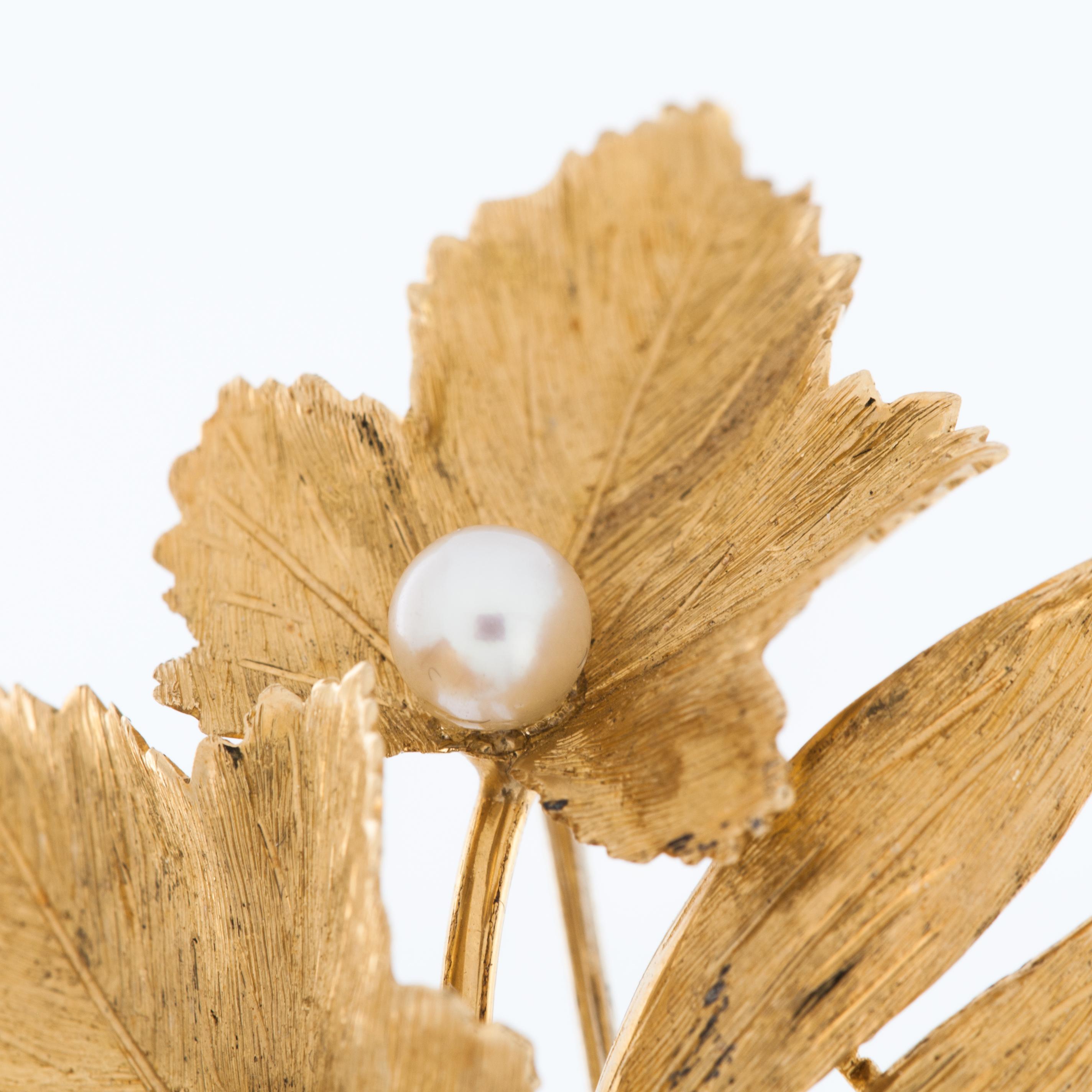Women's or Men's Retro 18kt Yellow Gold Vineyard Leaf Brooch with Pearls For Sale