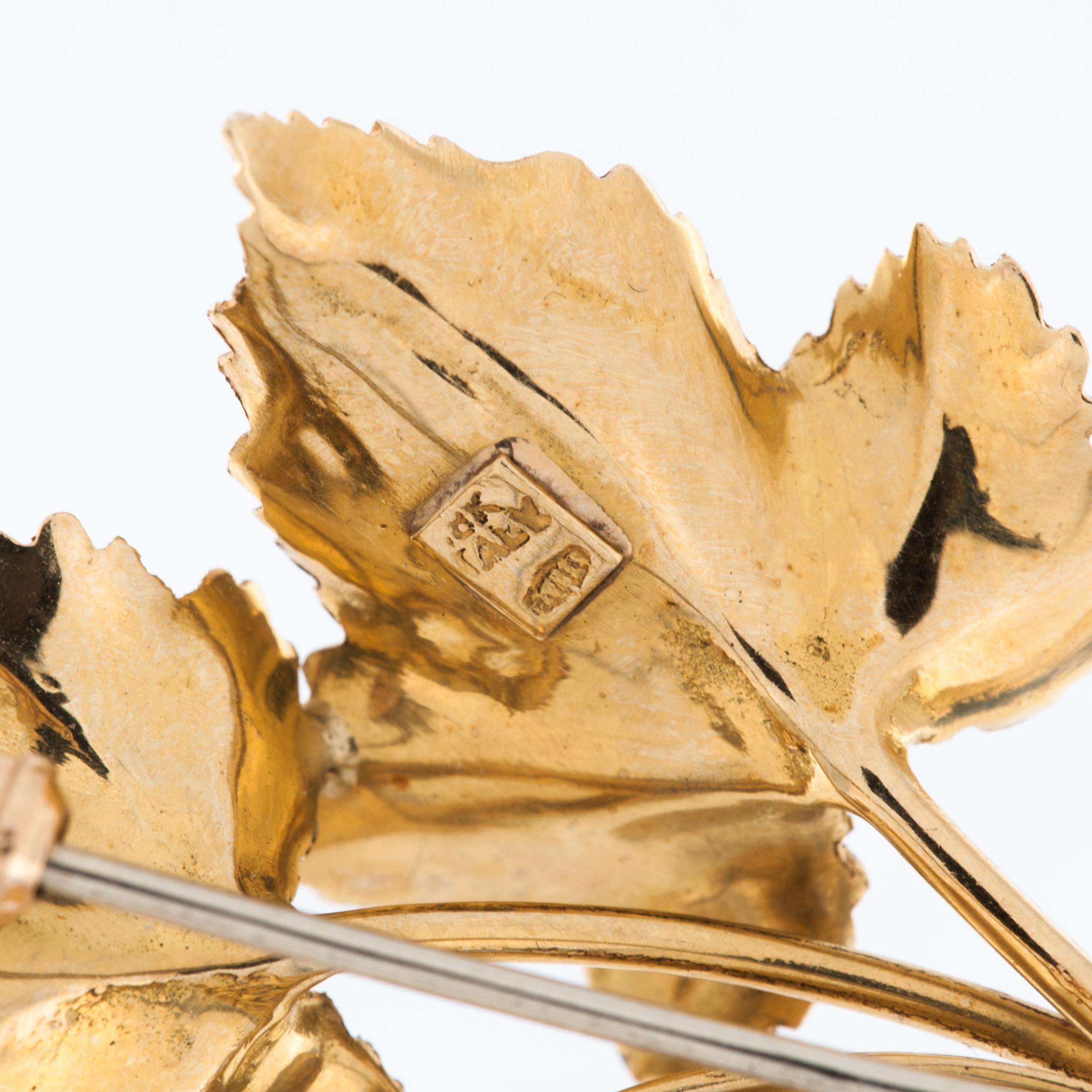 Retro 18kt Gelbgold Vineyard Leaf Brosche mit Perlen im Angebot 1