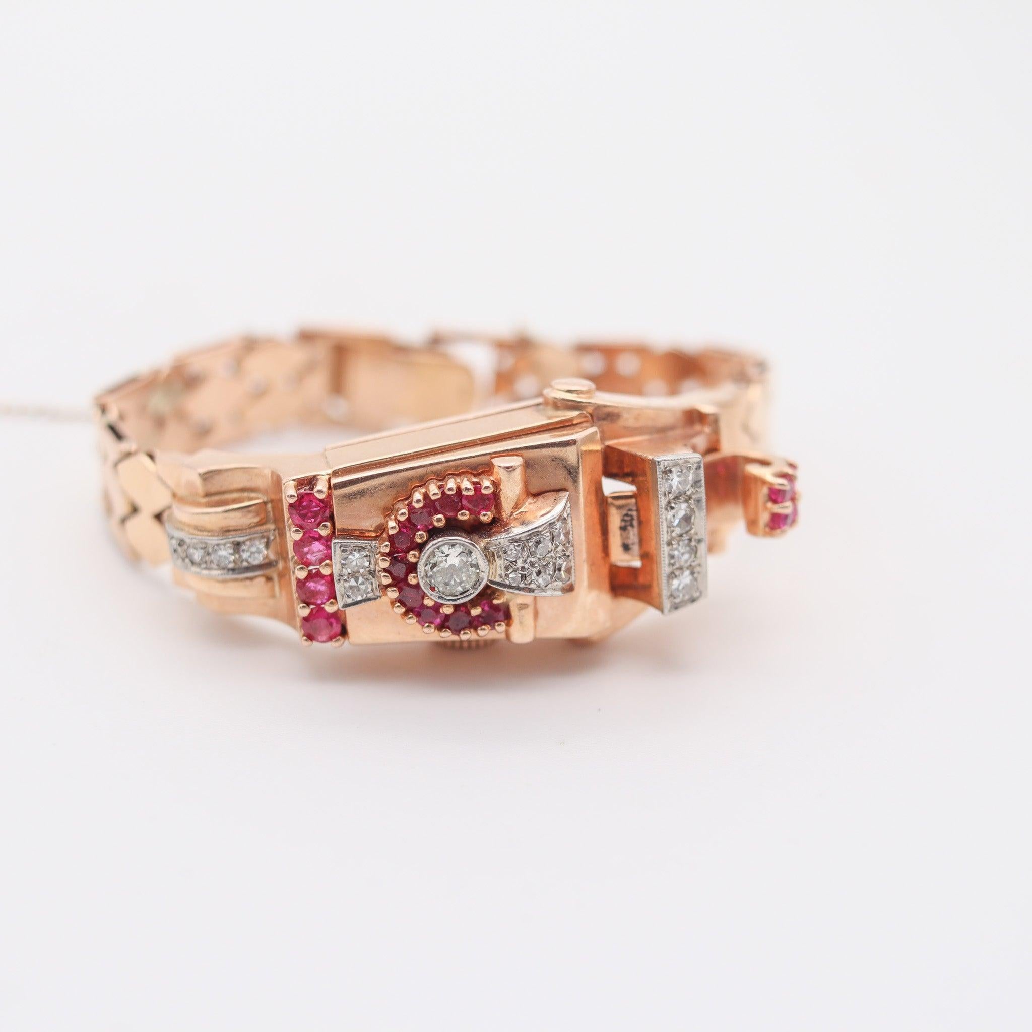 Art Déco RETRO 1938 Art Deco Orologio da polso da donna a scomparsa in oro rosa 14Kt Rubini e diamanti in vendita