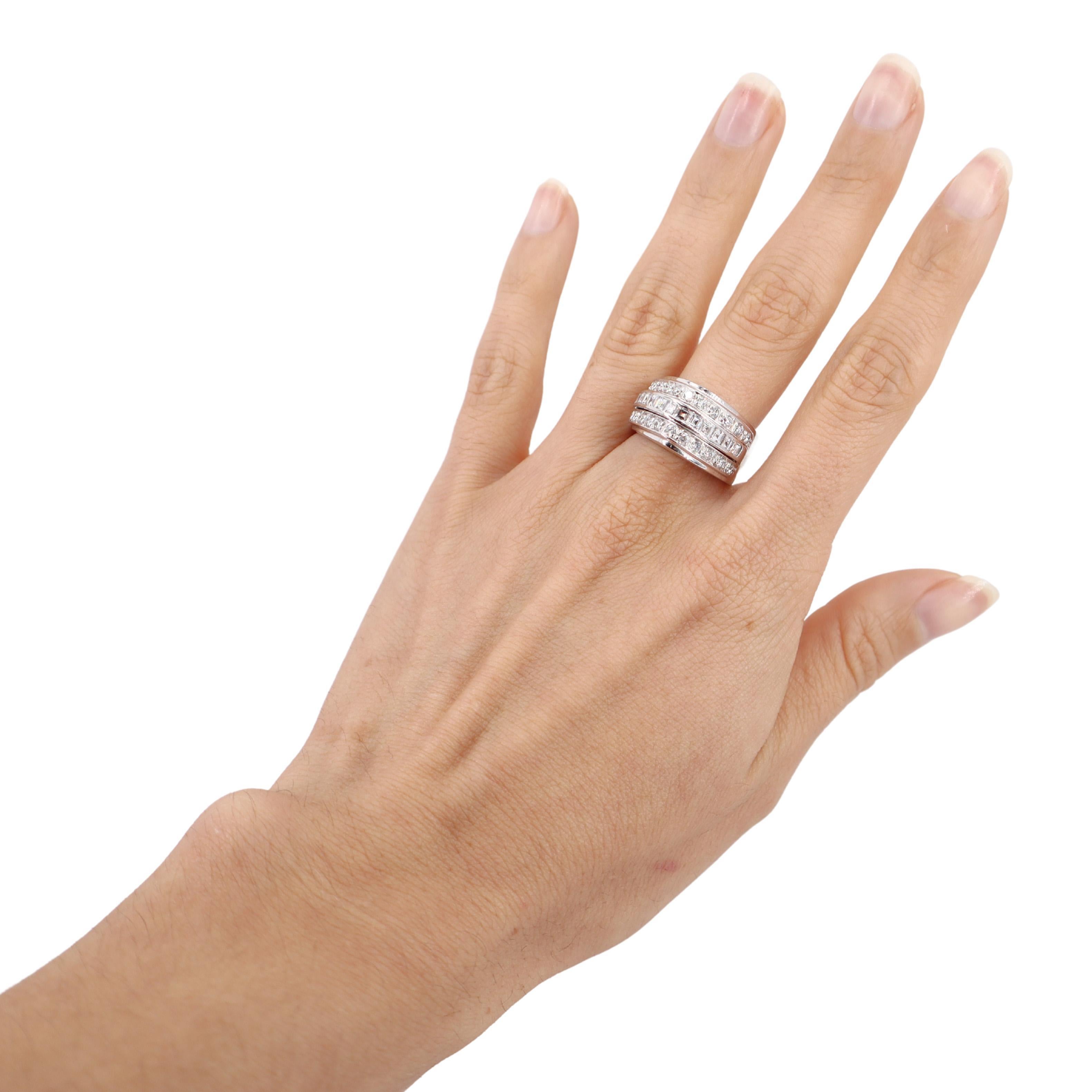Questo straordinario anello, realizzato nel XX secolo, presenta un design audace e moderno. Realizzato in oro bianco, emana un'eleganza elegante e contemporanea.

L'anello presenta un totale di 1,15 carati di diamanti con taglio princess, noti per