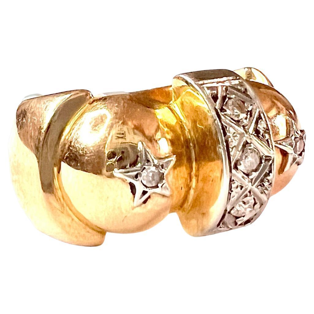 Questo anello sfoggia un design retrò del periodo 1940-1945, realizzato in oro giallo 18 carati e impreziosito da diamanti a taglio semplice per un totale di 0,11 carati. 
Ha una dimensione di 13 e pesa 7 grammi. 
I diamanti hanno una purezza SI1-2