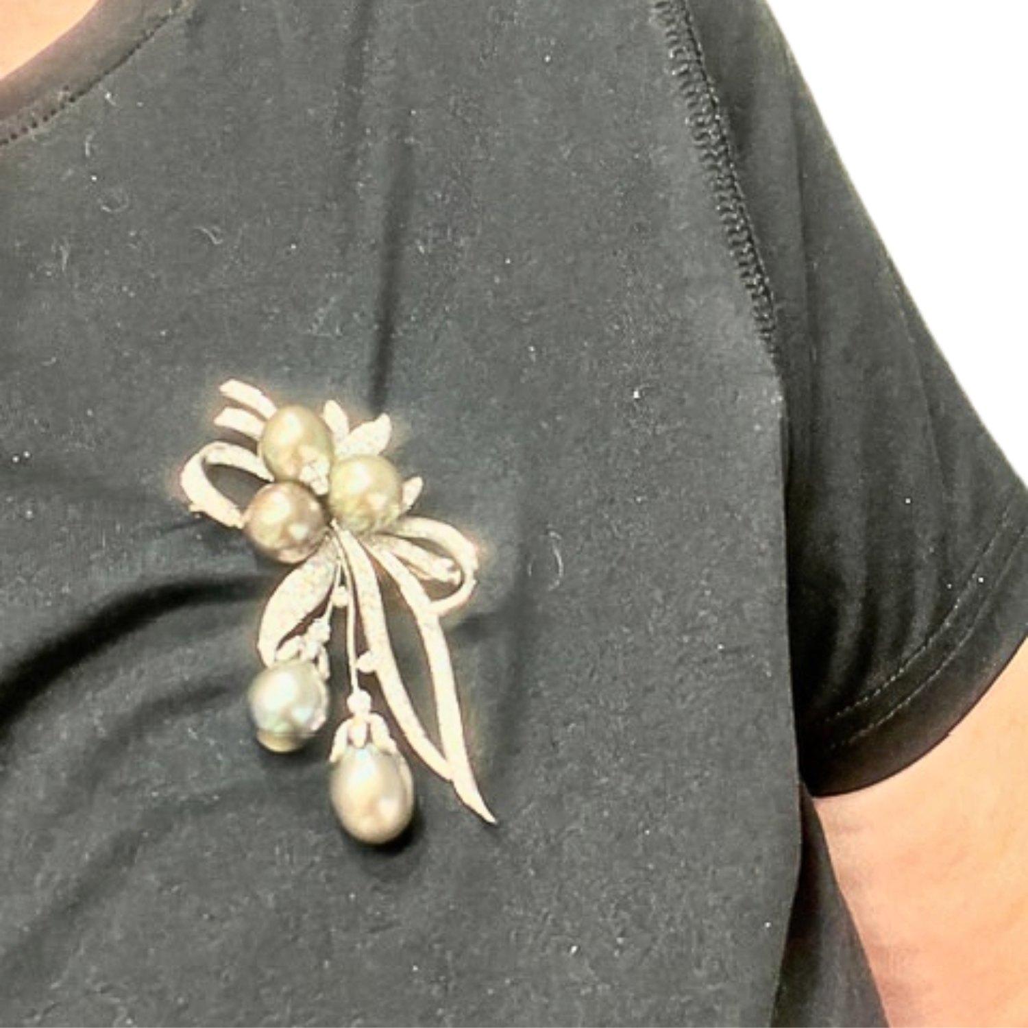 Brilliant Cut Retro 1940-1950 Diamond and Cultured Pearl Gold Brooch Pendant For Sale