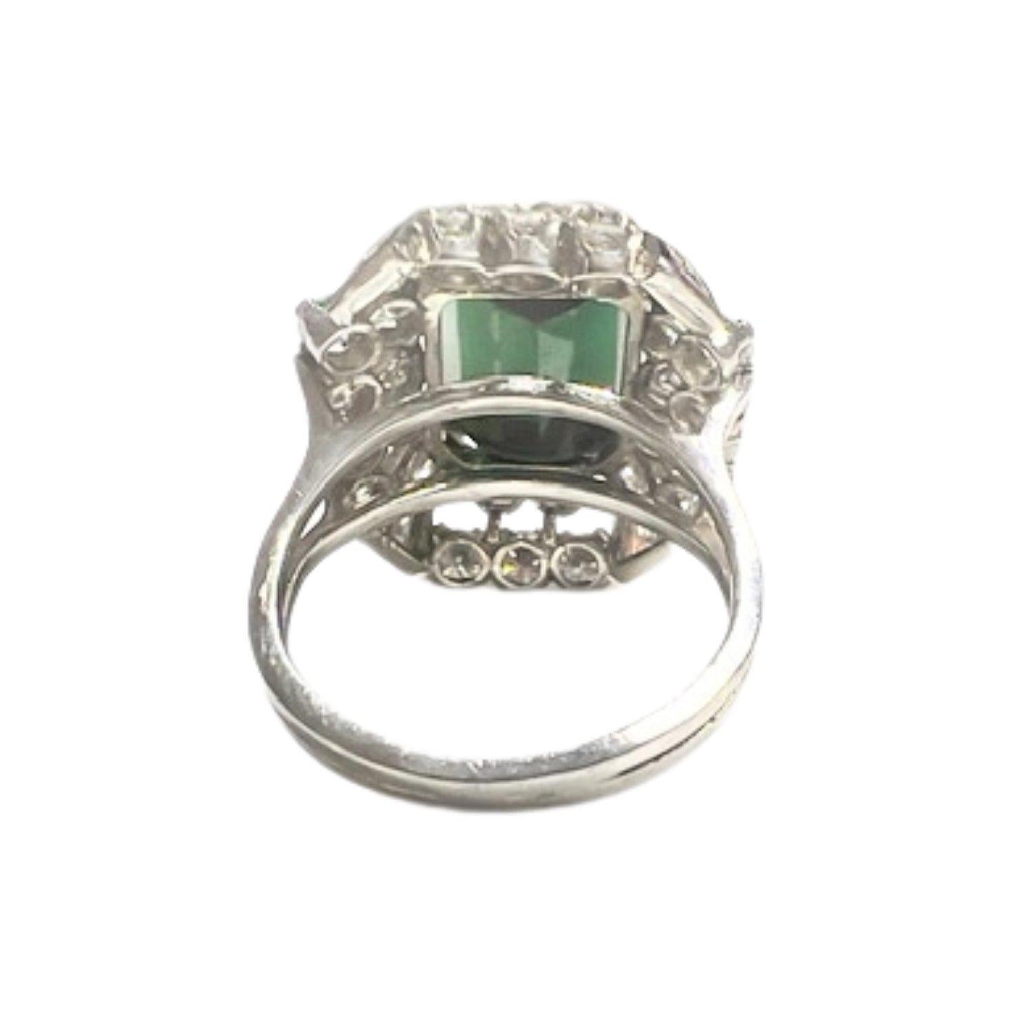 Questo anello in stile retrò del periodo 1940-1950 è realizzato in oro 18 carati e presenta diamanti a taglio brillante e una tormalina verde a taglio smeraldo. 

Ha un peso di 9,47 grammi ed è di taglia 14/54. 

I diamanti hanno un totale di 4,00