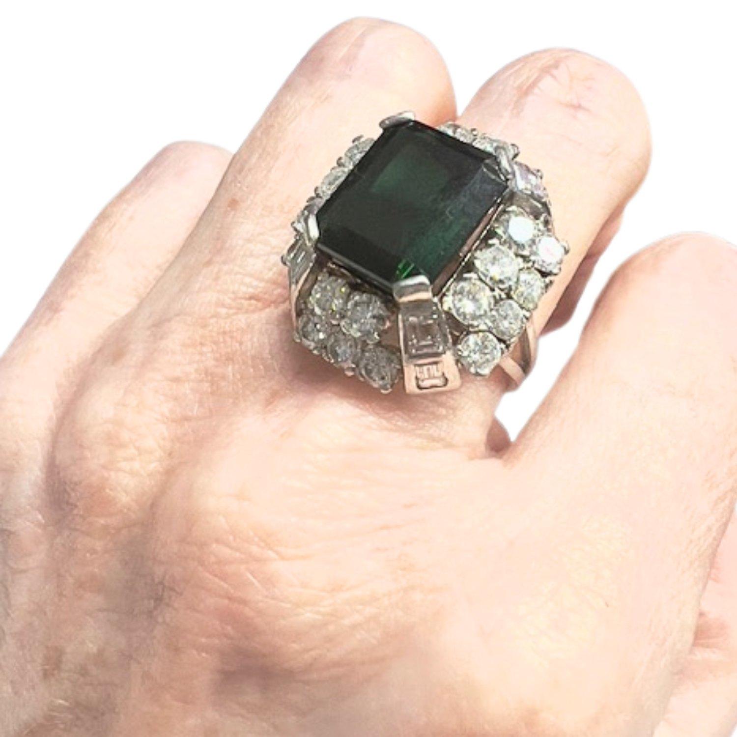 Rétro Anello retrò 1940-1950 in oro con diamanti e tormaline verdi in vendita