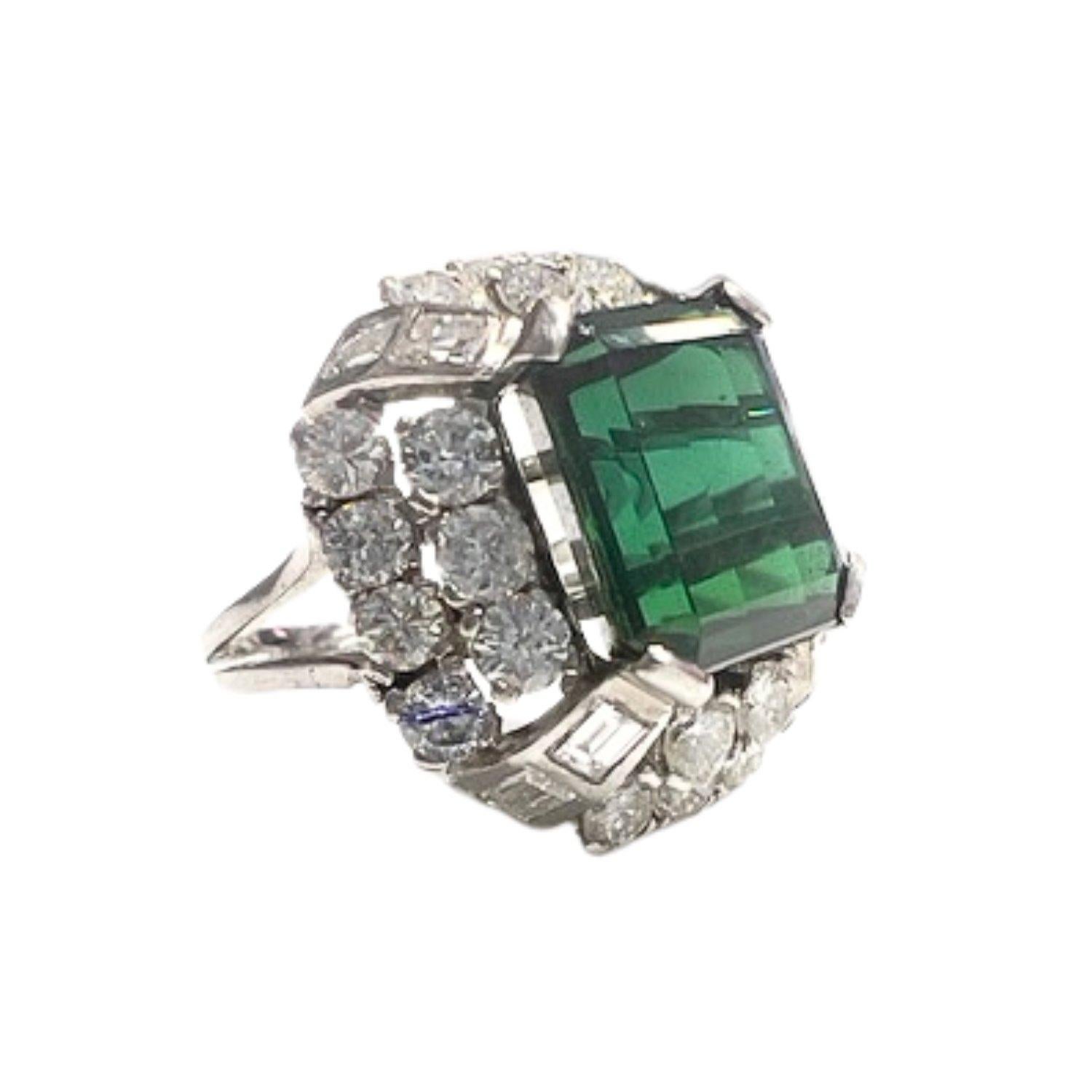 Taglio brillante Anello retrò 1940-1950 in oro con diamanti e tormaline verdi in vendita