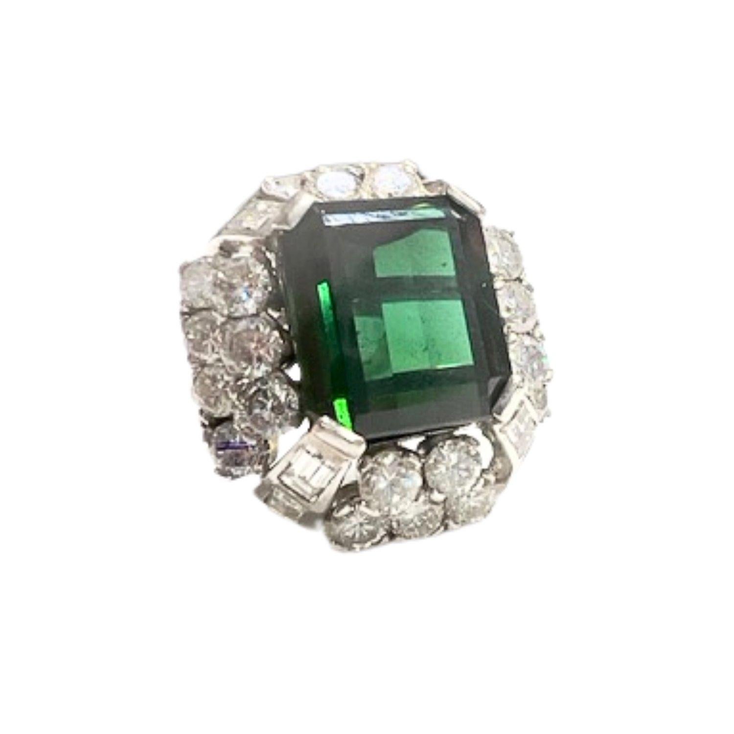 Anello retrò 1940-1950 in oro con diamanti e tormaline verdi In condizioni buone in vendita a MADRID, ES