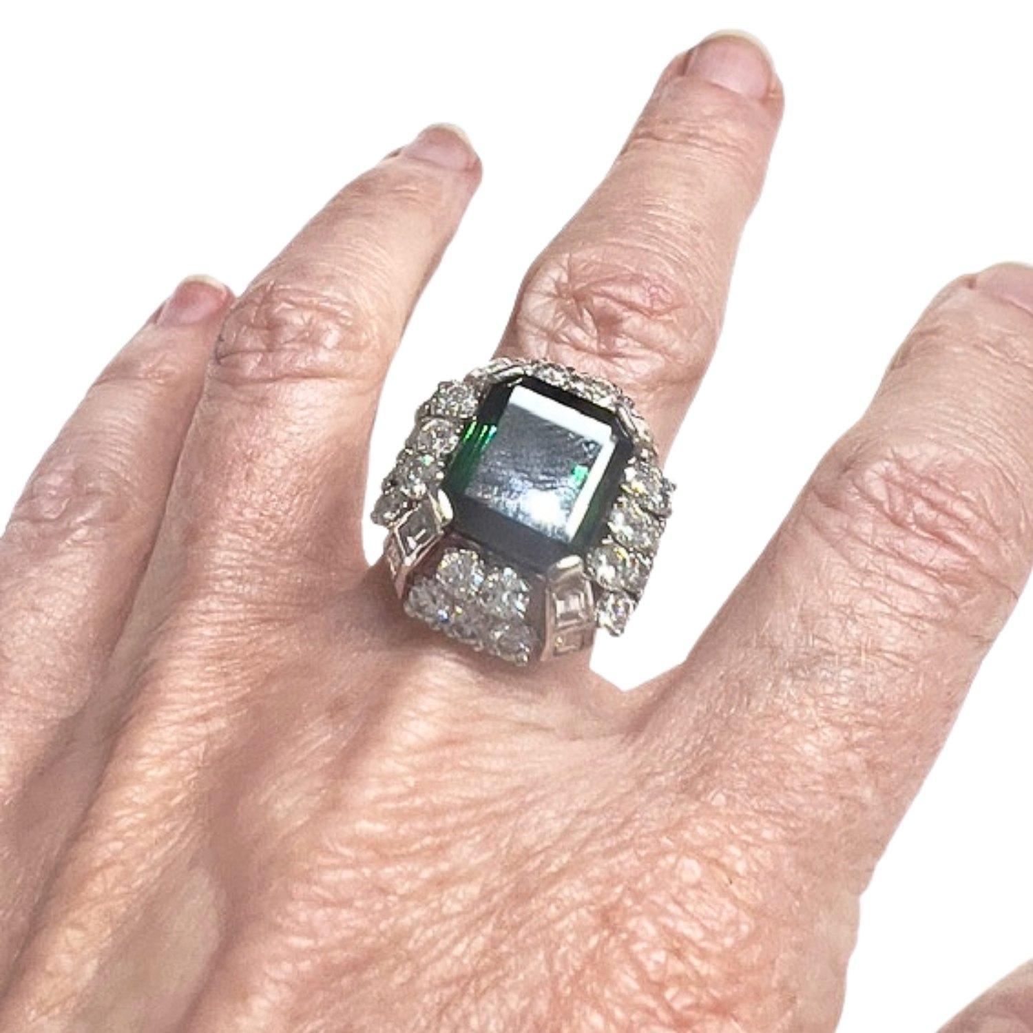 Donna Anello retrò 1940-1950 in oro con diamanti e tormaline verdi in vendita