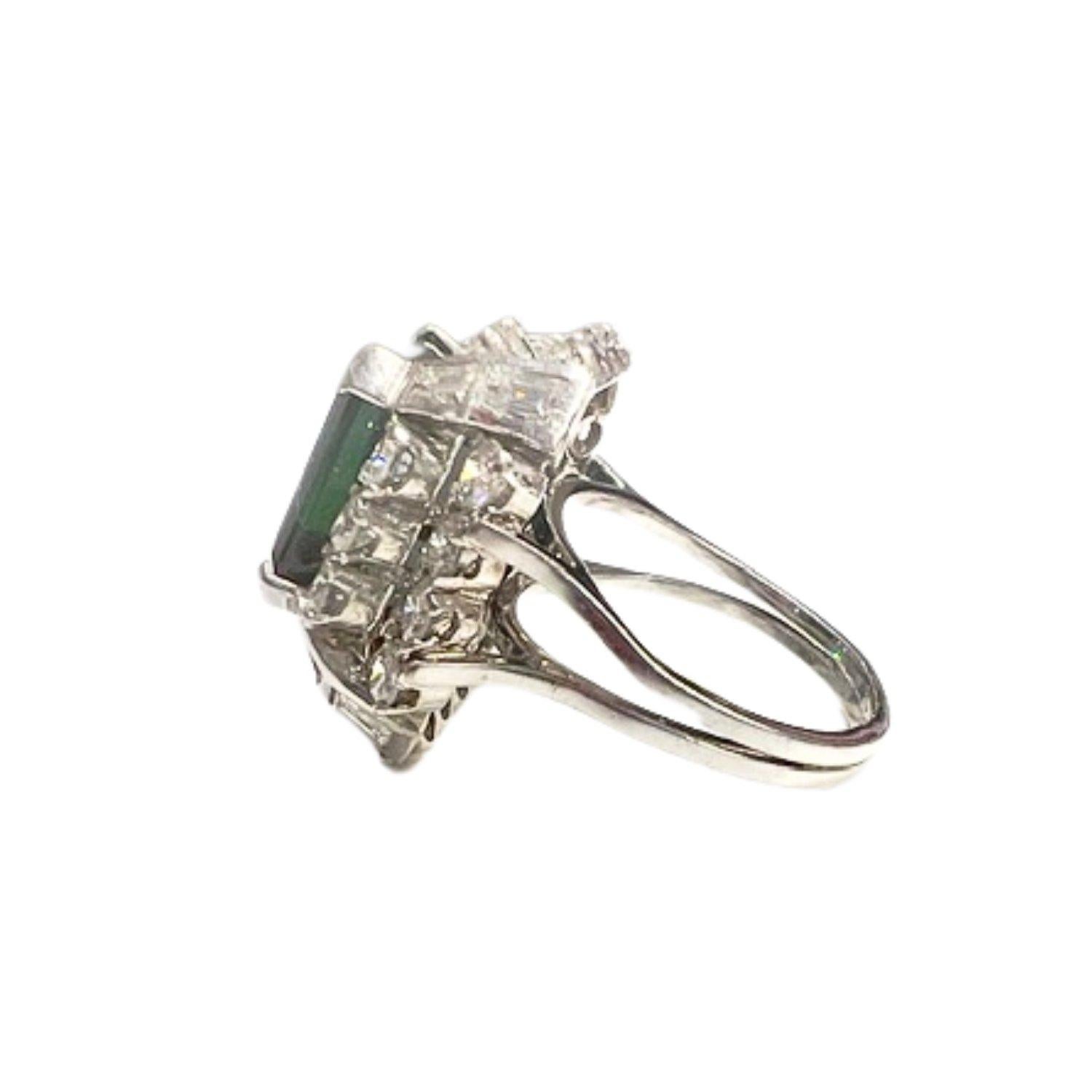 Anello retrò 1940-1950 in oro con diamanti e tormaline verdi in vendita 1