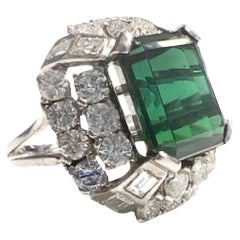 Anillo retro de oro con diamantes y turmalina verde de 1940-1950