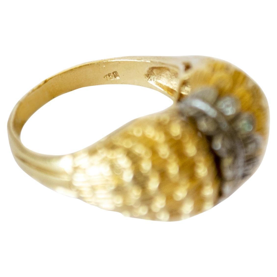 Dieser Ring im Retrostil aus der Zeit um 1940 ist aus 18 Karat Gold gefertigt und mit Diamanten besetzt. 
Er wiegt 7,8 Gramm und hat die Größe EU 53 / ES 13 / US 6,5. 
Der Ring ist mit 10 Diamanten im Einzelschliff mit einem Gesamtgewicht von 0,10