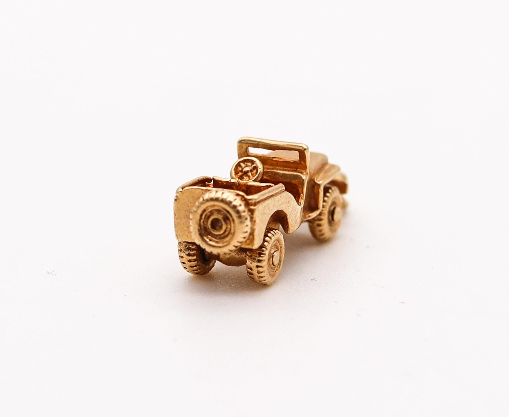 Retro 1940 Miniature JEEP CAR Pendant Charm in Solid 14Kt Yellow Gold In Excellent Condition For Sale In Miami, FL
