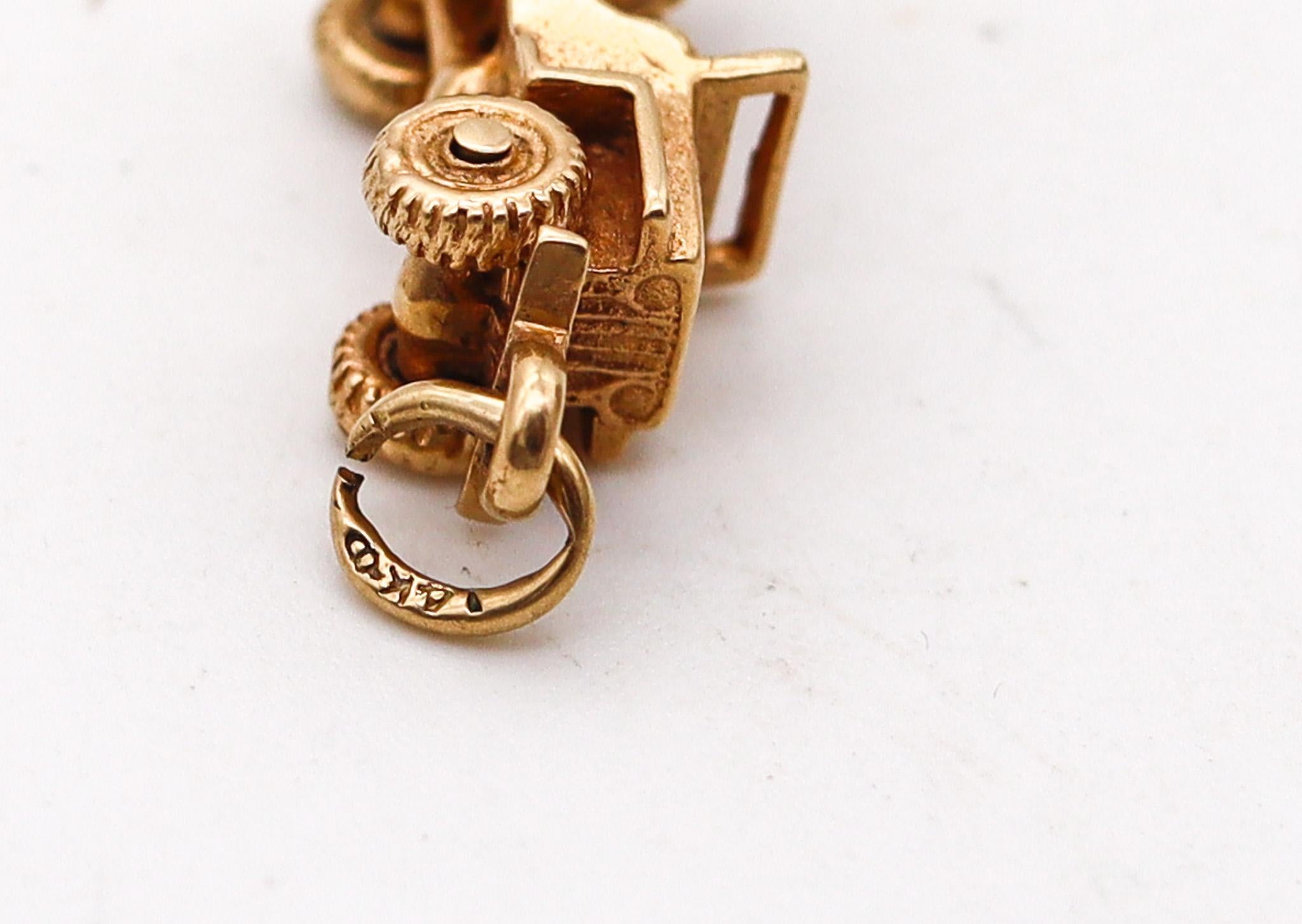 Retro 1940 Miniature JEEP CAR Pendant Charm in Solid 14Kt Yellow Gold For Sale 1