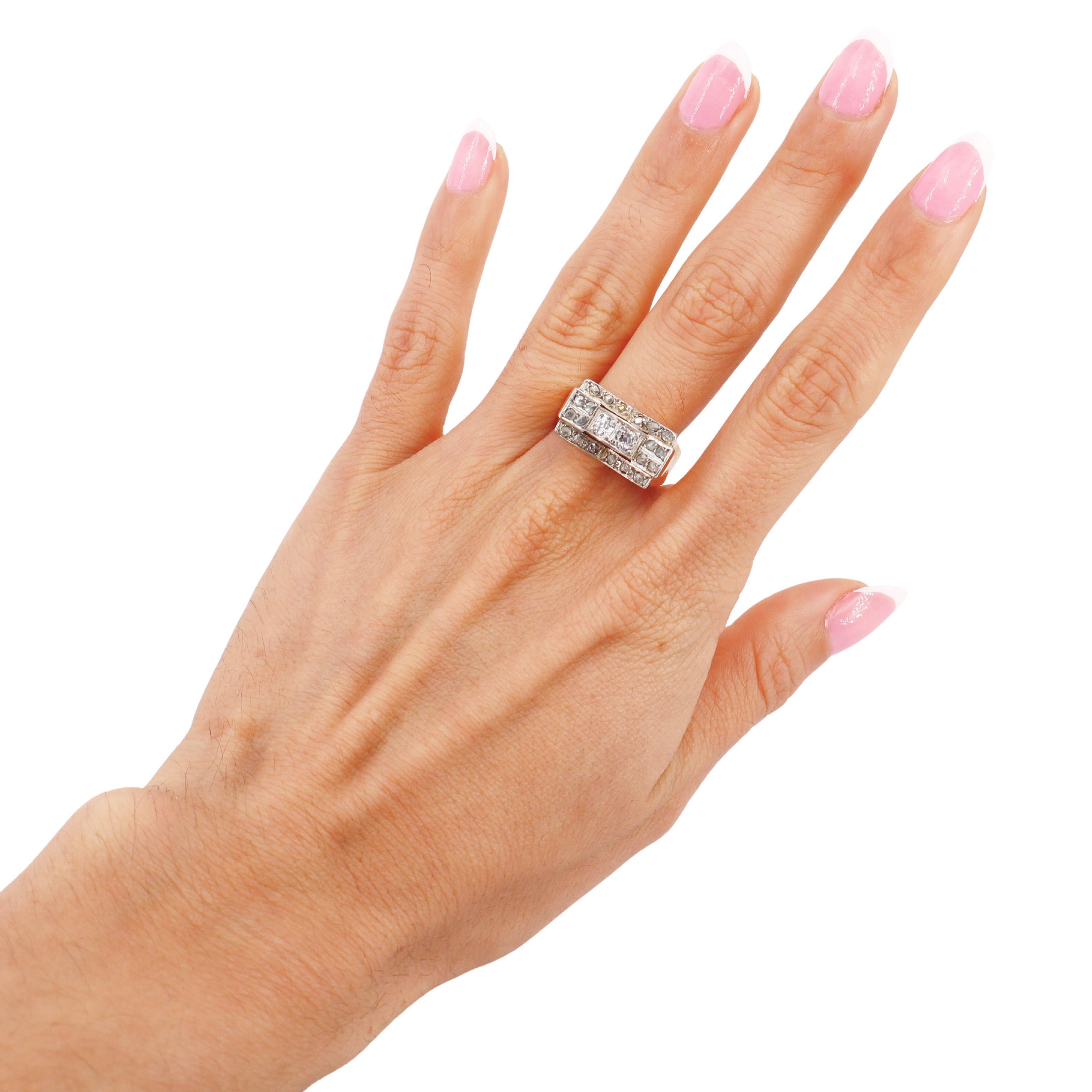 Questo affascinante anello Retro, realizzato in oro rosa 18 carati con sovrapposizione di platino, cattura lo stile audace ma elegante del periodo Retro. Presenta due diamanti Old Mine Cut, per un peso totale di circa 0,40 carati, con un colore H+I