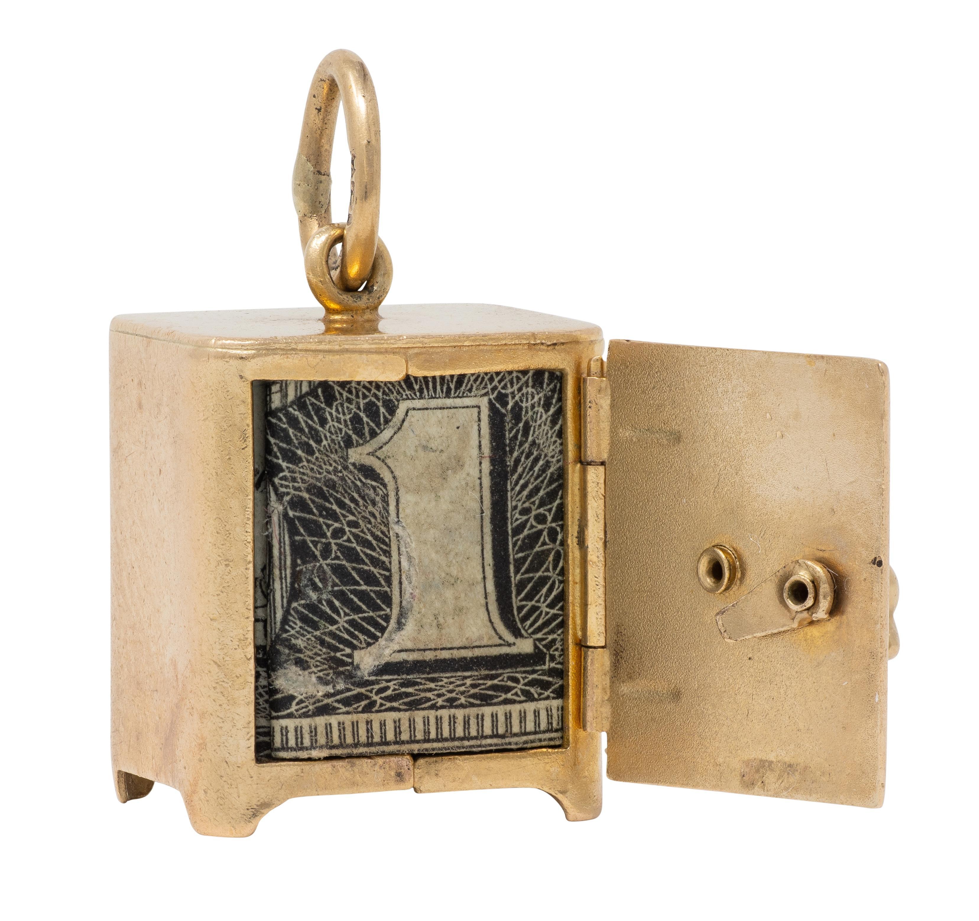 Retro 1940's 14 Karat Yellow Gold Functional Safe Dollar Bill Charm Pendentif Pour femmes en vente