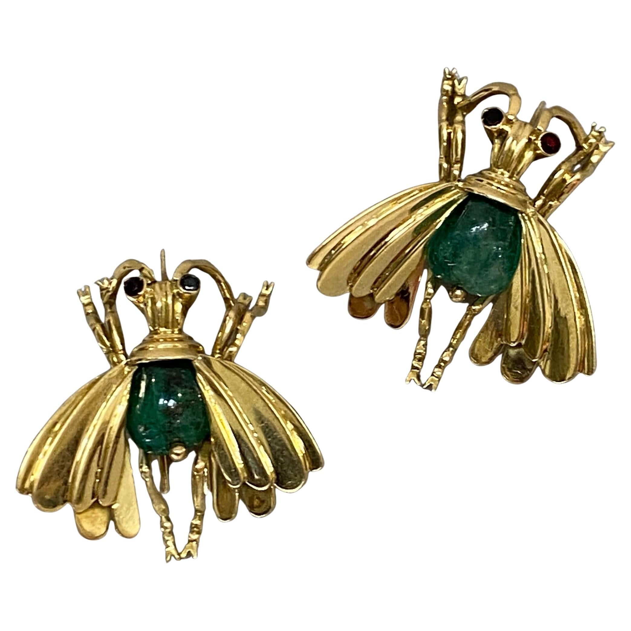 Te presentamos este fabuloso par de alfileres de oro de 18 quilates con cabujón de esmeralda de la época retro vintage. Estos alfileres de insectos finamente detallados datan de hacia 1940, por lo que tienen más de 80 años. Puedes llevarlas solas o