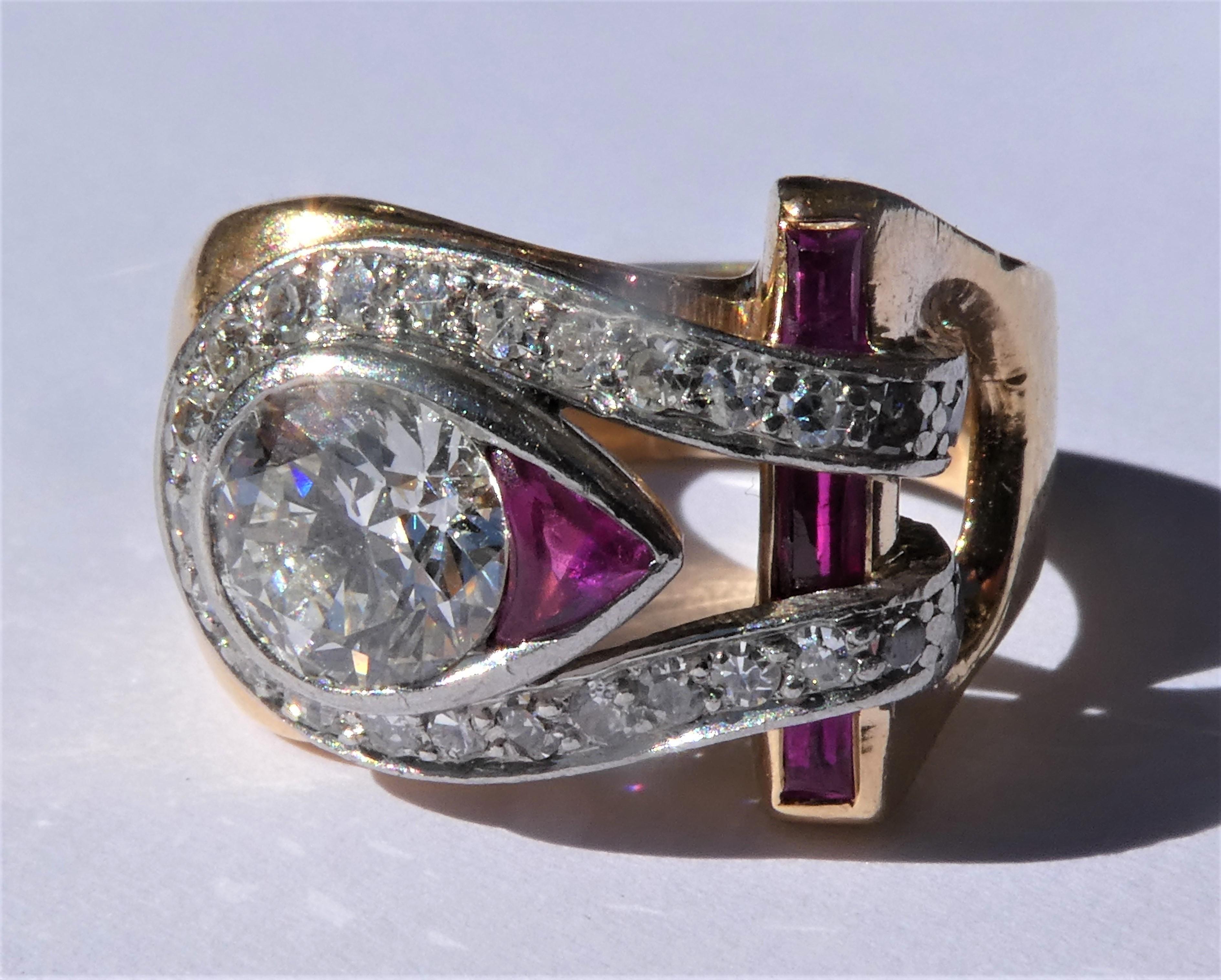 This asymmetrical cocktail ring was crafted in the 1940s in 18 karat rose gold. 
In the center there is one large round Brilliant Cut diamond of circa 1.3 carat. 
Within the band surrounding the center stone are 25 round Single Cut diamonds of circa