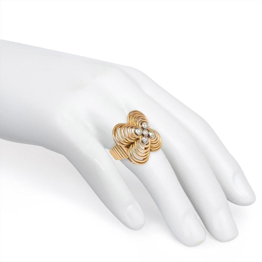 Retro 1940s Gold Wirework Flower Form Ring with Diamonds and Ribbed Band In Good Condition In New York, NY